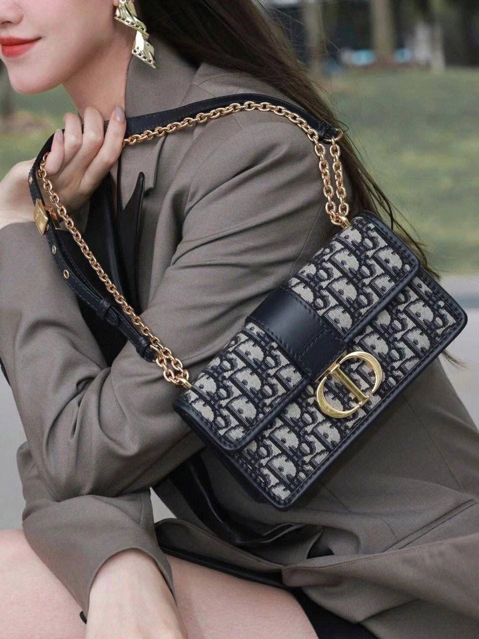 Elegant Canvas Shoulder Bag with Chain Strap