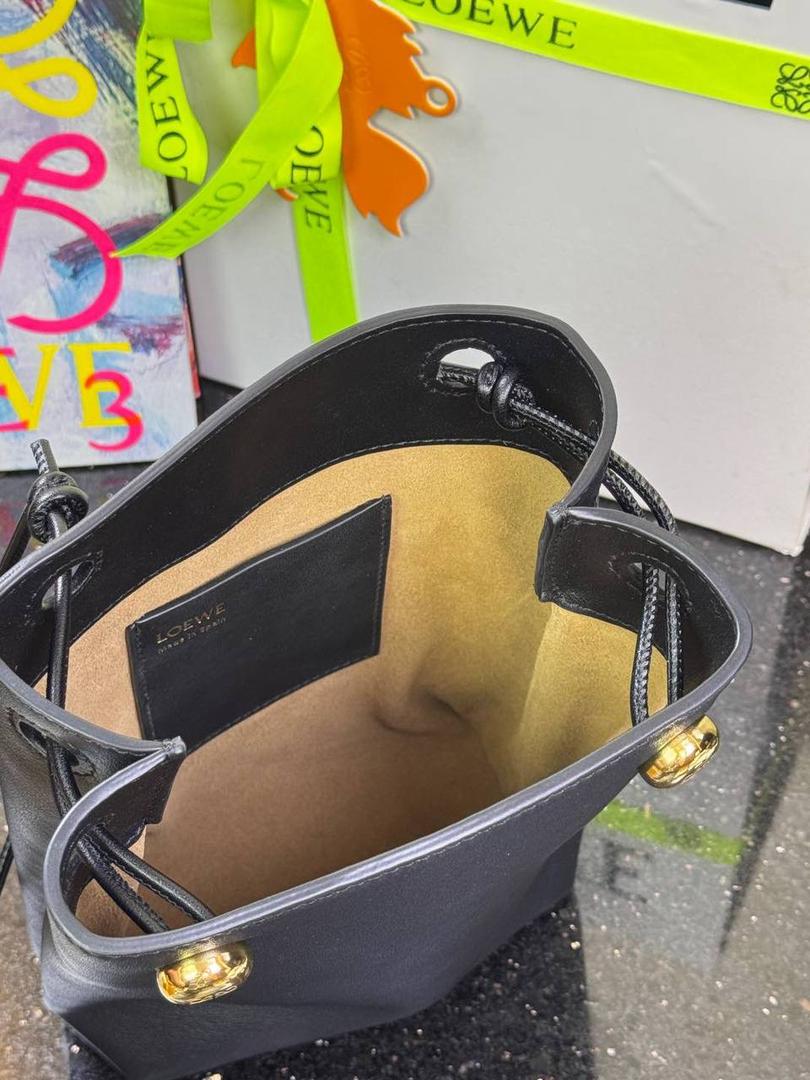 🎈（全钢）新款𝗣𝗲𝗯𝗯𝗹𝗲 𝗽𝗼𝘂𝗰𝗵手机包 ——【黑色到货💕】 尺寸：𝟮𝟭.𝟱-𝟭𝟳-𝟳𝗰𝗺 编码：652406 👉🏻采用进口纳帕小牛皮材质•包包手感超级舒服柔软•自重超轻。 👉🏻正面装饰两颗闪亮的𝗽𝗲𝗯𝗯𝗹𝗲配饰•精致可爱时髦•可调节肩带•腋下单肩斜跨皆🉑。 容量超大•可容纳5到6部手机•日常出行一个包就够啦😍