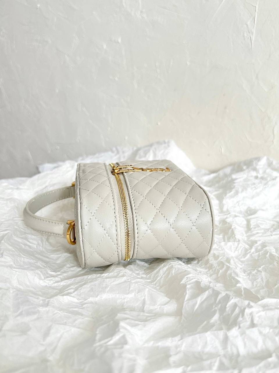 ys1 mini gaby vanity手提小盒子 白色🤍 小可爱来袭，嘿嘿嘿 他们家不只是大包精彩 小包设计得也很出彩 它是有点箱包的设计 像个化妆包，也像小废包 但是它一点都不"废"哦 容量超级优秀，放手机📱正正好 这个包难做的是它的菱格的蓬度 不能完全平整，也不能像小香那样的蓬 微微鼓起的内托最难做 就是所谓的"肉感" 小羊皮的细腻程度也是和zp一样的 市场上你们可以去对比这只包的做法 整只包的灵魂我们是研究透了的！😍💕 18×11×6.5cm766731m