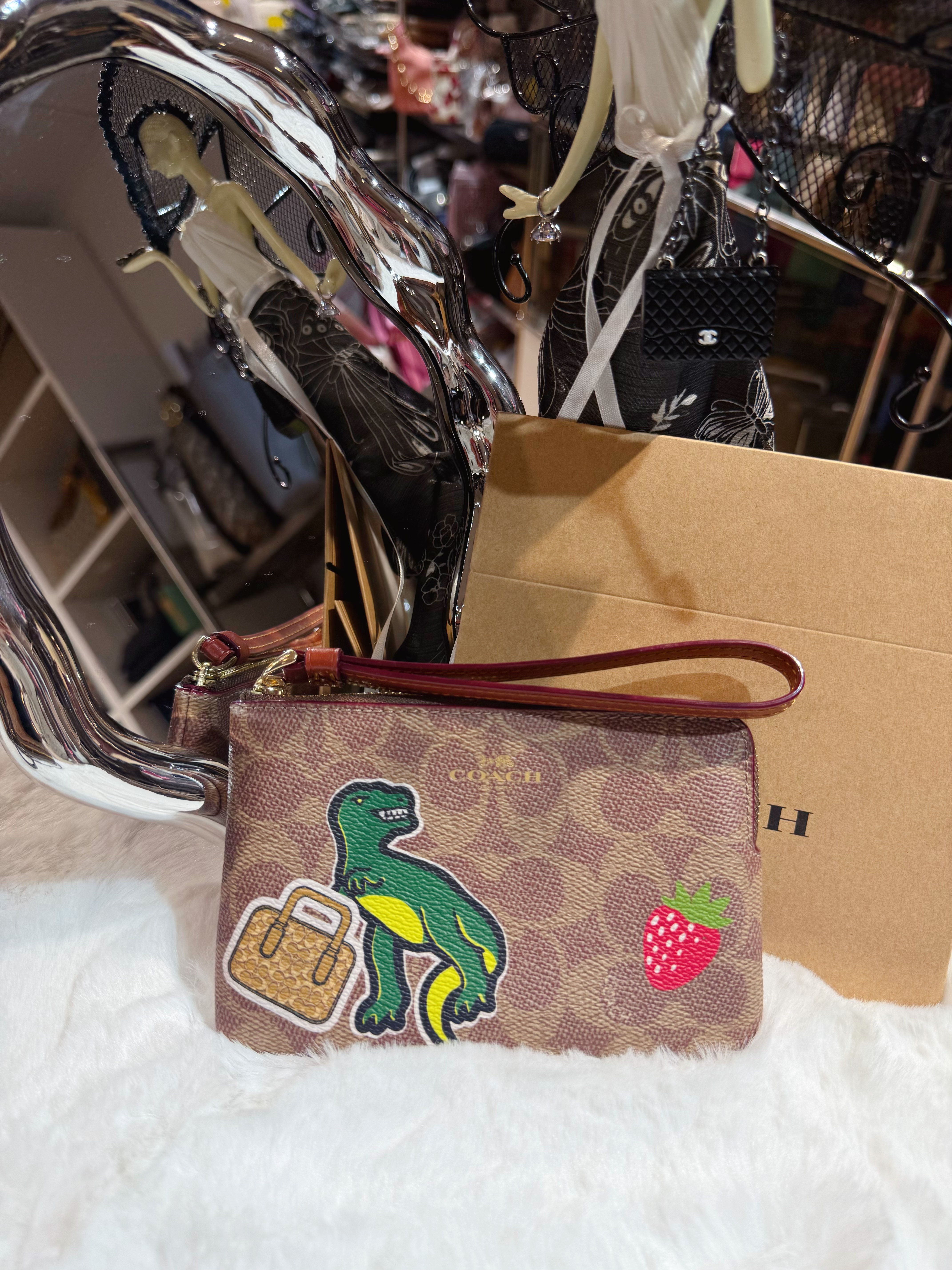 Coach wristlet logo/m/dinosaur