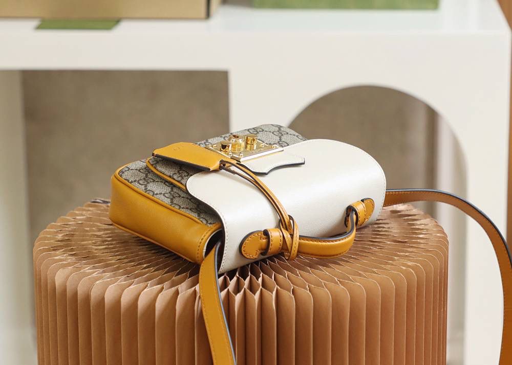 𝐩𝐚𝐝𝐥𝐨𝐜𝐤小锁扣邮差包#658487#正品皮 ✔️尺寸：21*14*5cm 𝐩𝐚𝐝𝐥𝐨𝐜𝐤新品锁头邮差包， 超赞的设计，拼色灵感源自典藏设计， 为邮差包造型再添惊艳之作， 经典的𝐩𝐚𝐝𝐥𝐨𝐜𝐤标志性小锁扣， 搭配全新的亮色拼接设计， 容量更加人性化的分层收纳， 让你日常使用更加便捷舒适！ 超级种草，又是一个大爆款的节奏！🔥🔥