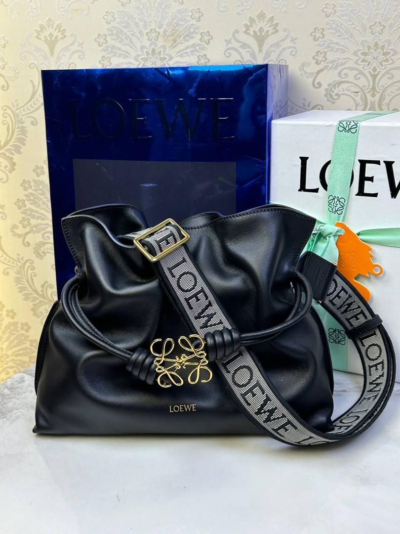 全新升级—𝙁𝙡𝙖𝙢𝙚𝙣𝙘𝙤出货啦✅ ❤️升级版福袋正面新增品牌烫金𝙇𝙤𝙜𝙤代替压印𝙇𝙤𝙜𝙤，肩带加宽同时增加两侧狗扣五金代替原本皮穿扣肩带，精致又便捷🥰 ❤️独家定制皮料五金，小牛皮皮质手感十分柔软且耐用，肩带🉑拆卸🉑调节，多种背法任你选择，容量超大，日常出行必备😍 ❤️独家品控，完全对版细节，全套礼盒🎁包装给你满满的仪式感🥰 中号尺寸：𝟑𝟎-𝟐𝟒.𝟓-𝟏𝟎.𝟓𝐜𝐦 款号：052028黑色