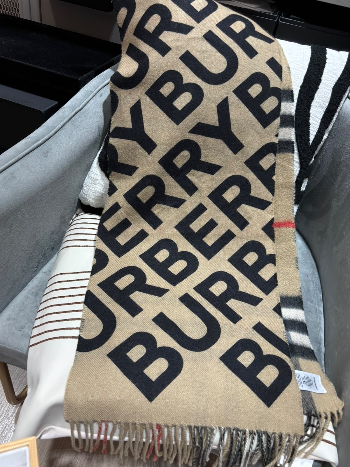 Burberry Cashmere Scarf 羊絨經典頸巾/圍巾 100%Authentic, 99%New