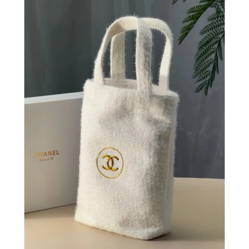 $128隻。Chanel beauty絲絨手挽袋
