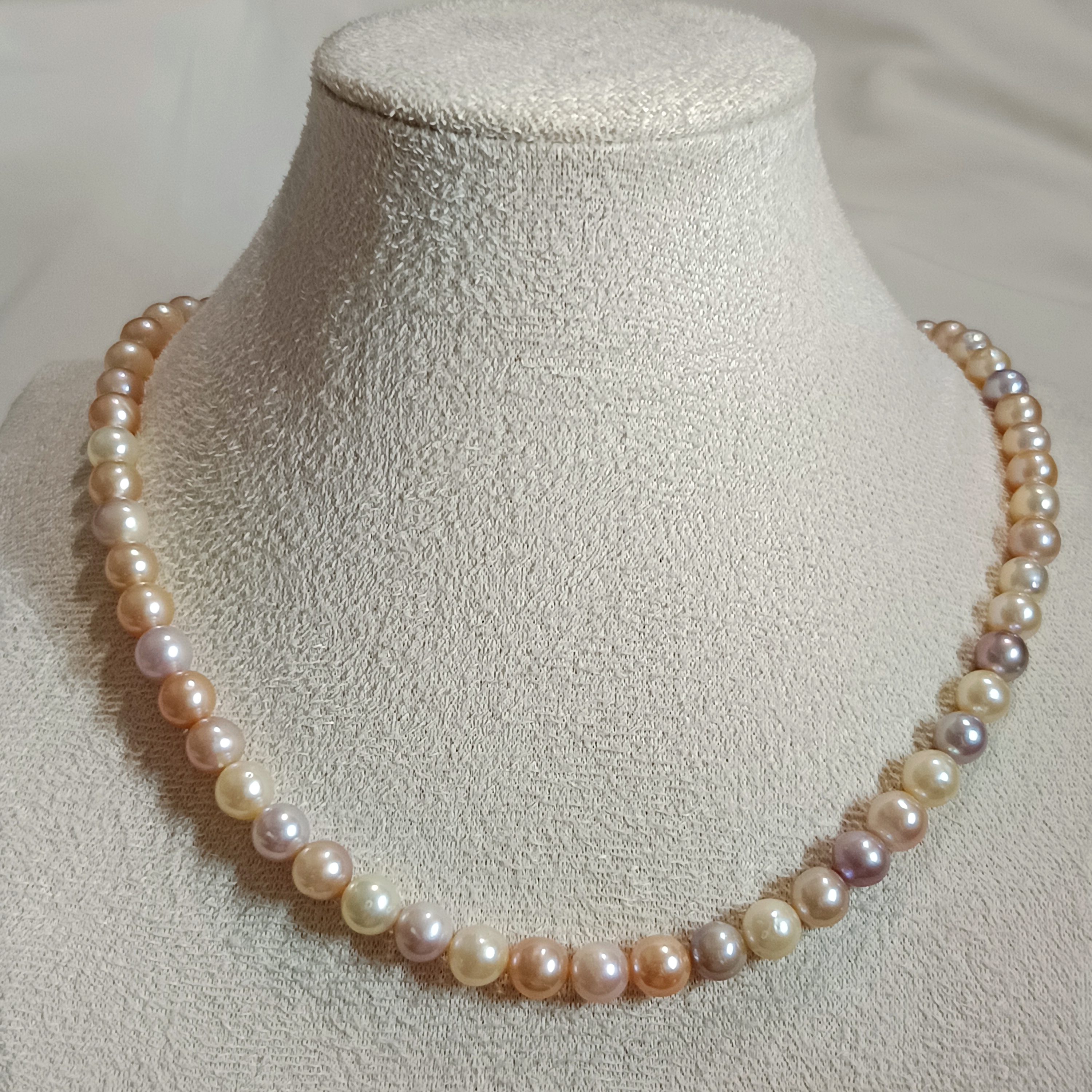 近正圓強光淡水AK 糖果色珍珠注白金花扣項鍊