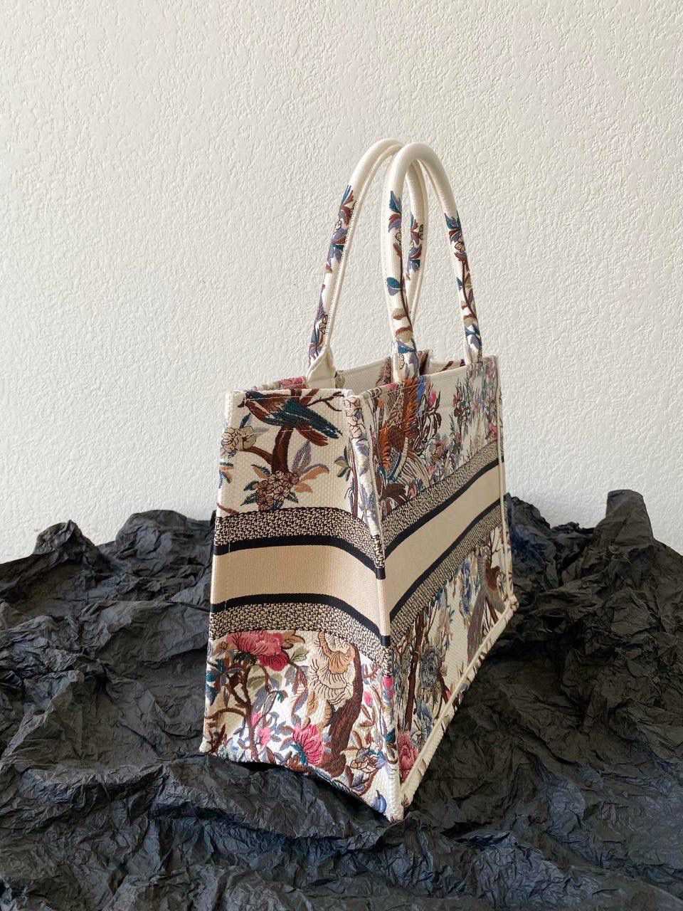 🈶白色花卉中号 𝗖𝗗 𝗕𝗼𝗼𝗸 𝘁𝗼𝘁𝗲购物袋"冬日花园" 充满诗意和繁花盛放，对花卉的喜爱💐🎀 即使在严寒的冬天都要鲜花围绕 这是刻在骨子里的浪漫 这不只是包，还是艺术品💯 36.5×28×17.5cm