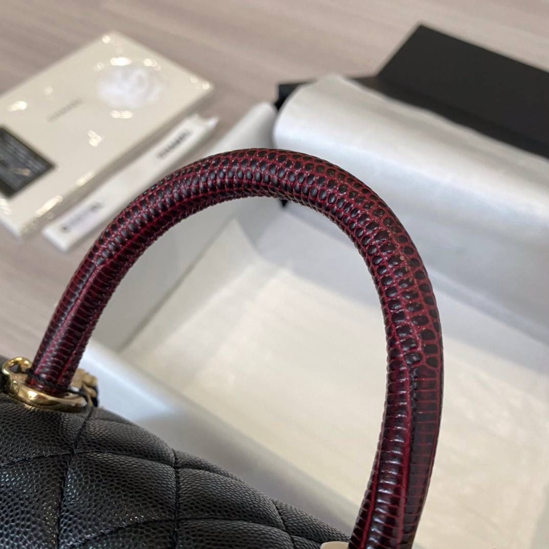 coco handle小号黑荔枝纹配枣红蜥蜴皮，和CF一个渠道的尾单货，拿过的都不用多介绍啦！❤️‍🔥❤️‍🔥 尺寸:14 X 24 X 10cm