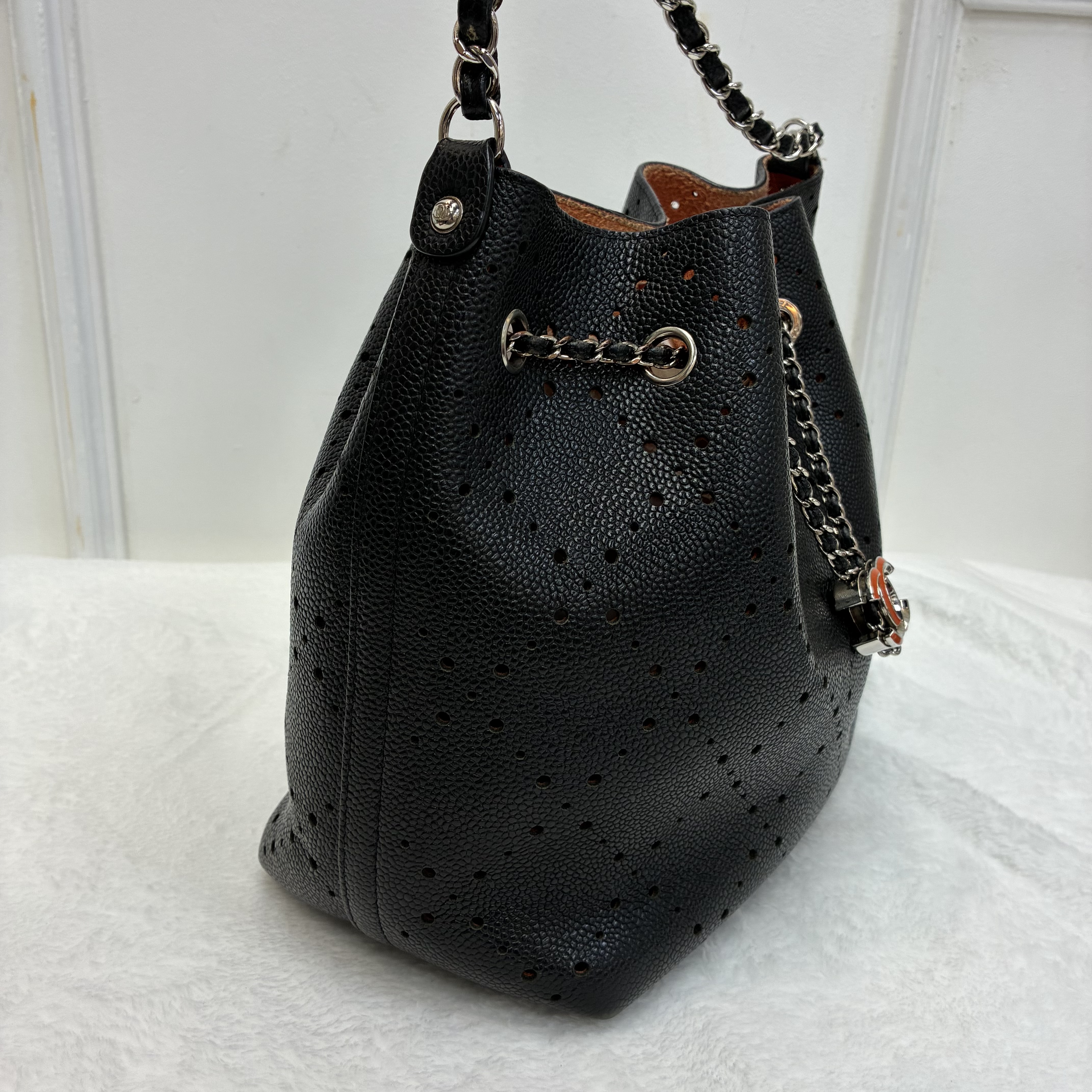 Chanel CC Drawstring Bucket Bag Perforated Caviar 黑色穿孔魚子醬皮革抽繩水桶包