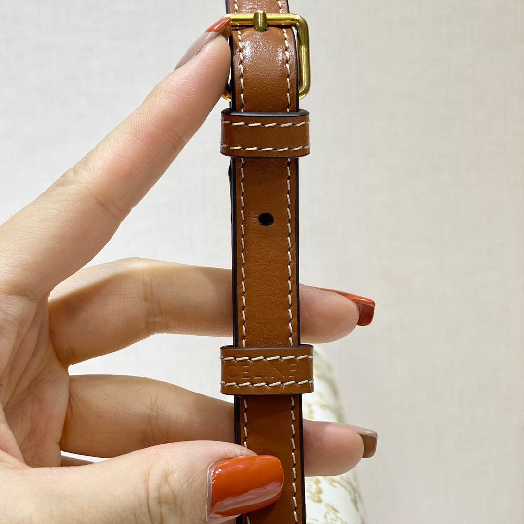 🔥大货实拍图 𝗖𝗘𝗟𝗜𝗡𝗘 ♥ 𝗧𝗥𝗜𝗢𝗠𝗣𝗛𝗘 𝗦𝗛𝗢𝗨𝗟𝗗𝗘𝗥 𝗕𝗔𝗚 感觉这两年𝐂𝐞𝐥𝐢𝐧𝐞是不是打开了任督二脉！出的包是越来越绝了！新款凯旋门腋下包简直惊喜爆棚！确认过眼神是我想要的包！必须要拥有的那种❗️ 型号：194142 尺寸：20*10*4cm