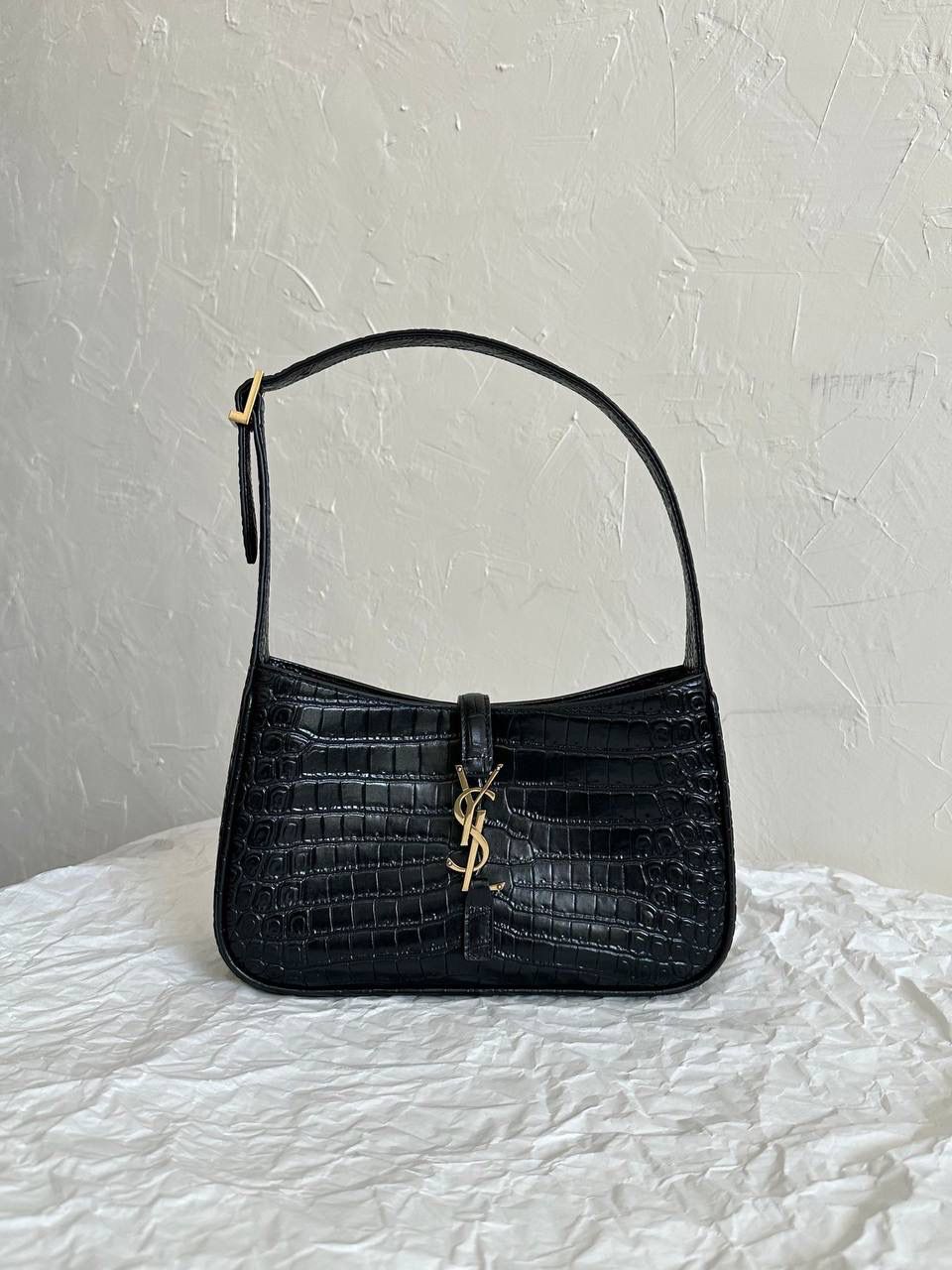 ys1 le5à7 光滑牛皮腋下包鳄鱼纹🐊 没找到他们家出的包包越来越极简主义 线条流畅，没有一丝一毫多余的废话 包身正面的一个logo说明一切 能留下来的都是这种简单款 日常最好搭配的也是这种 头层牛皮不仅光滑 皮感摸起来还有一点点韧度 内里搭配了我最爱的麂皮 真的是里里外外都非常打动人🖤 我的私心强推！ 23×16×6.5cm651350m