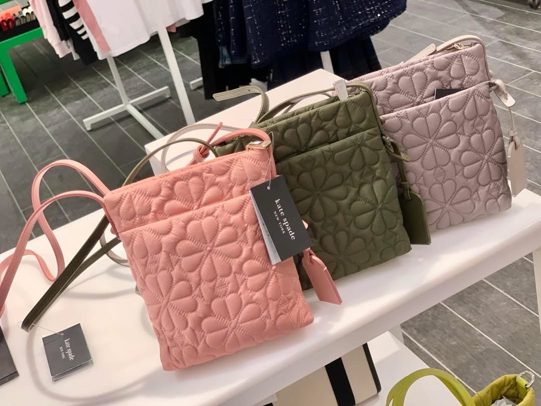 ✈️🇺🇸🇨🇦Kate Spade 四葉草🍀圖案輕巧嘅小袋現貨🤩🤩