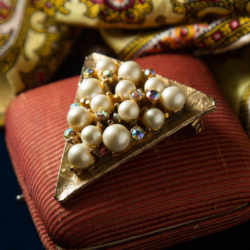 1970s America Triangular Faux Pearl Brooch with AB stones (EA1522)