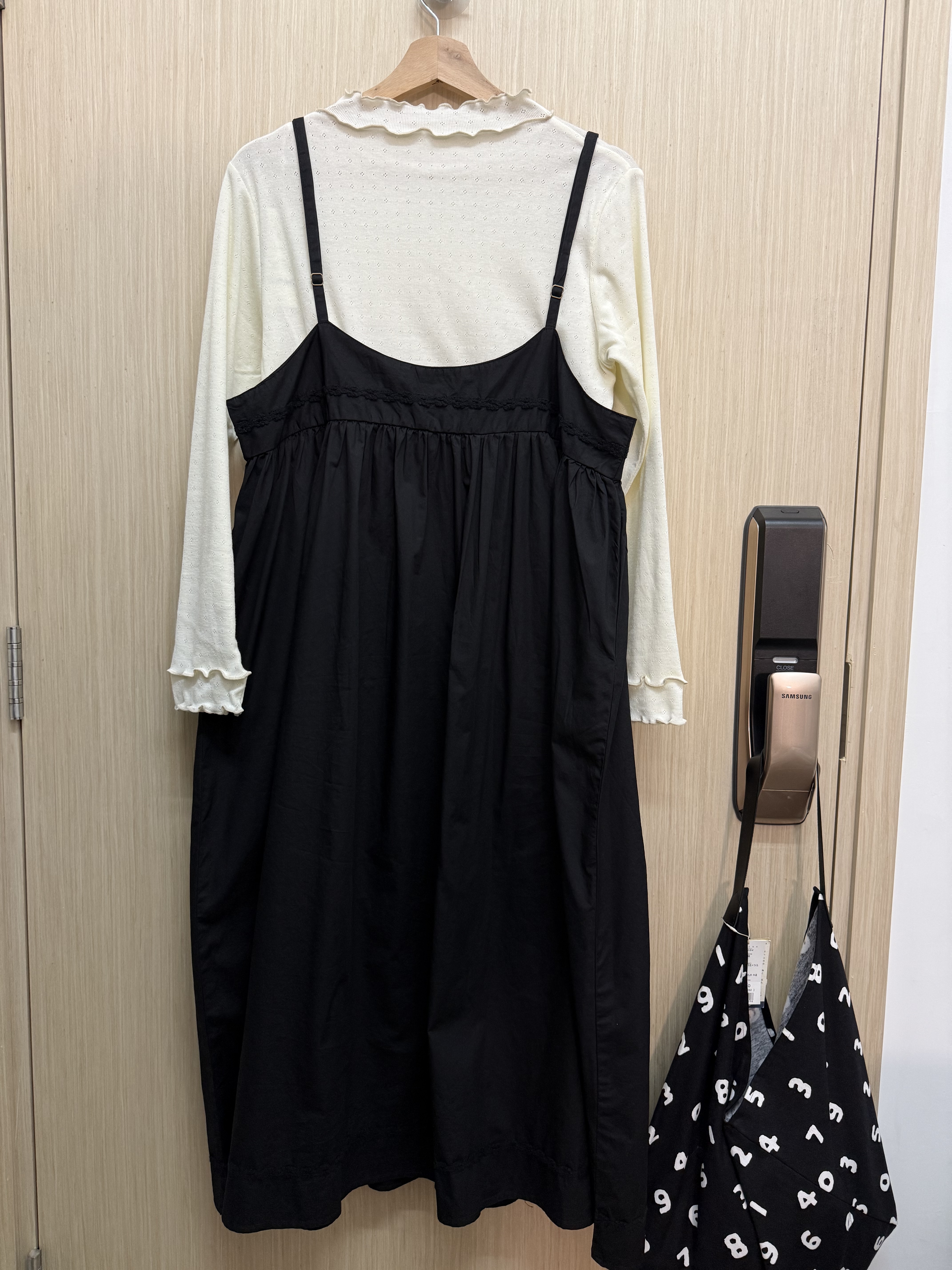 刺繡花邊吊帶裙（黑色）