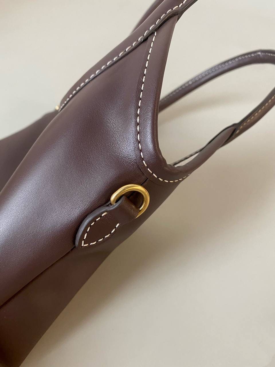 🈶石南木色 𝗠𝗶𝘂𝗠𝗶𝘂托特 缩小版的ivy来噜 真的是除了可爱还是可爱！ 感觉谁背都是萌萌哒hahaha～ 这种siza就不挑身高了，没有局限 还有肩带，除了手拿斜挎也巨好看 容量小包里算不错的了，日常外出足够，能放pro max 20×24cm #F0110m