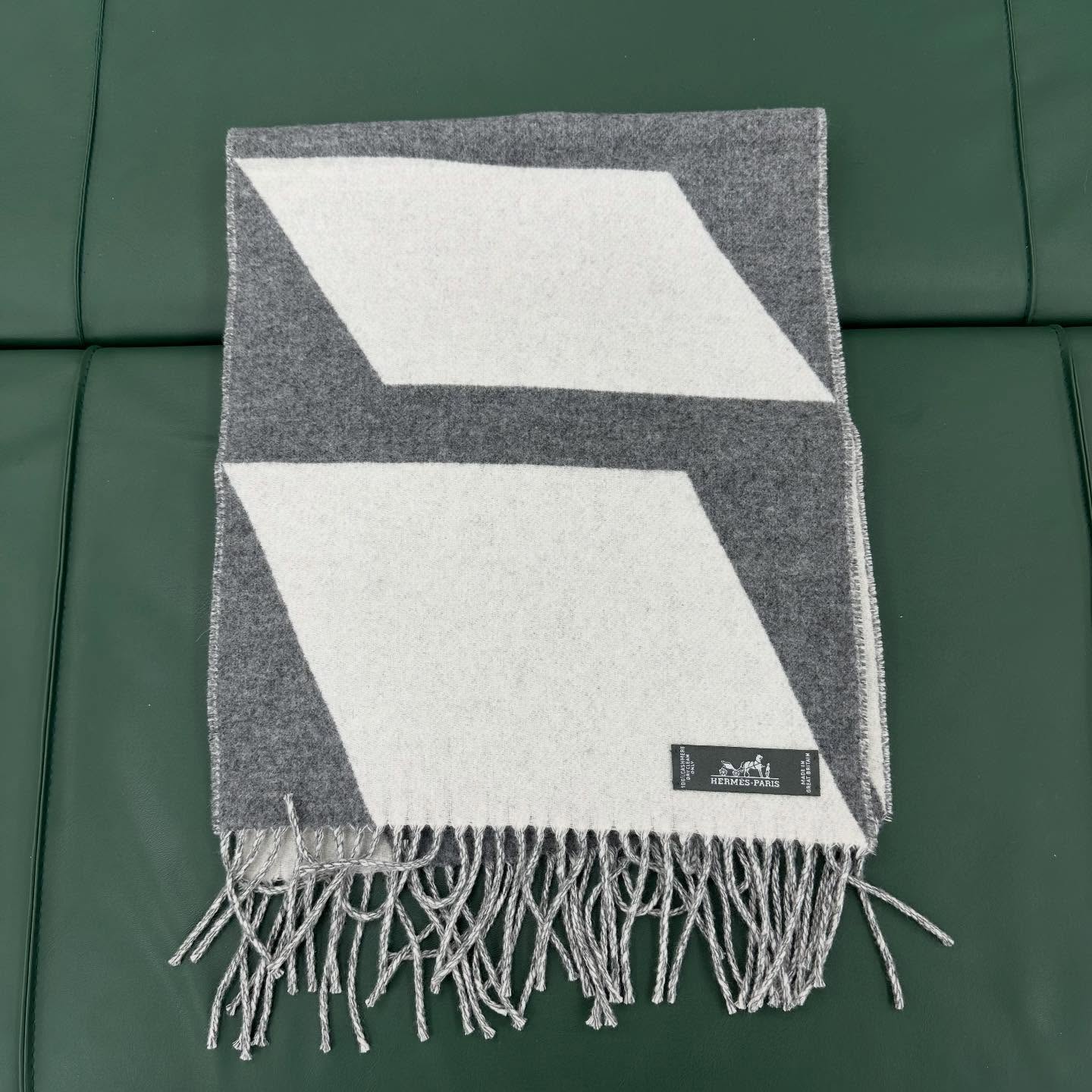 HETMES 全新🔥幾何圖形雙面印花100%喀什米爾羊絨 圍巾🩶
