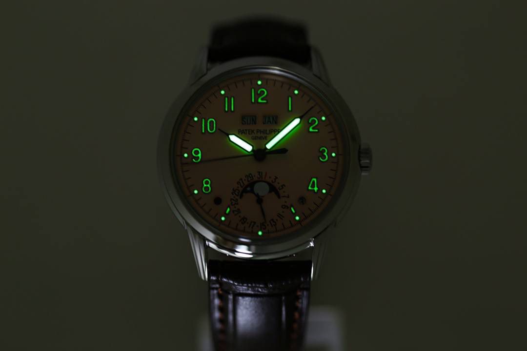 KR工厂耗时三年 打造顶级经典百达翡丽5320G-001超级复杂功能时计 40毫米一体冲压成型的双层式精钢表壳。 ①表盘边缘刻印有密分秒数刻度，配金质超强夜光阿拉伯数字 ② 时分针原版开模以巴顿式设计为基础，配以尖长的针尖，特色造型呼应1950年代Ref.1463计时码表的指针 ③表盘6点位置月相显示及日期 ④4点位置为闰年显示， 8点位置为日/夜24小时显示。注：非市场假功能版本。上面两位置功能为星期各月份 。 所有功能均有全真功能。⑤搭载KR独家324 S Q自动上链机芯 无论外观或是性能都是一丝不苟 完美的控制了表头厚度。 KR不惜重本，所有功能厚度全力还原如官网同步真功能！！！ 欢迎各大表友品鉴！！！