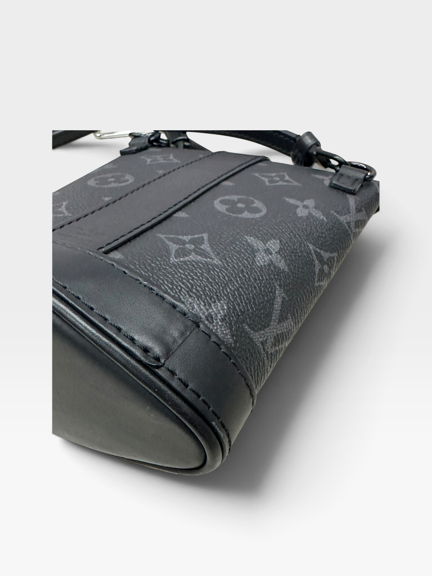 Pre-Owned LV Envelope Pouch Monogram Eclipse Canvas shoulder bag / Product Code: 092407