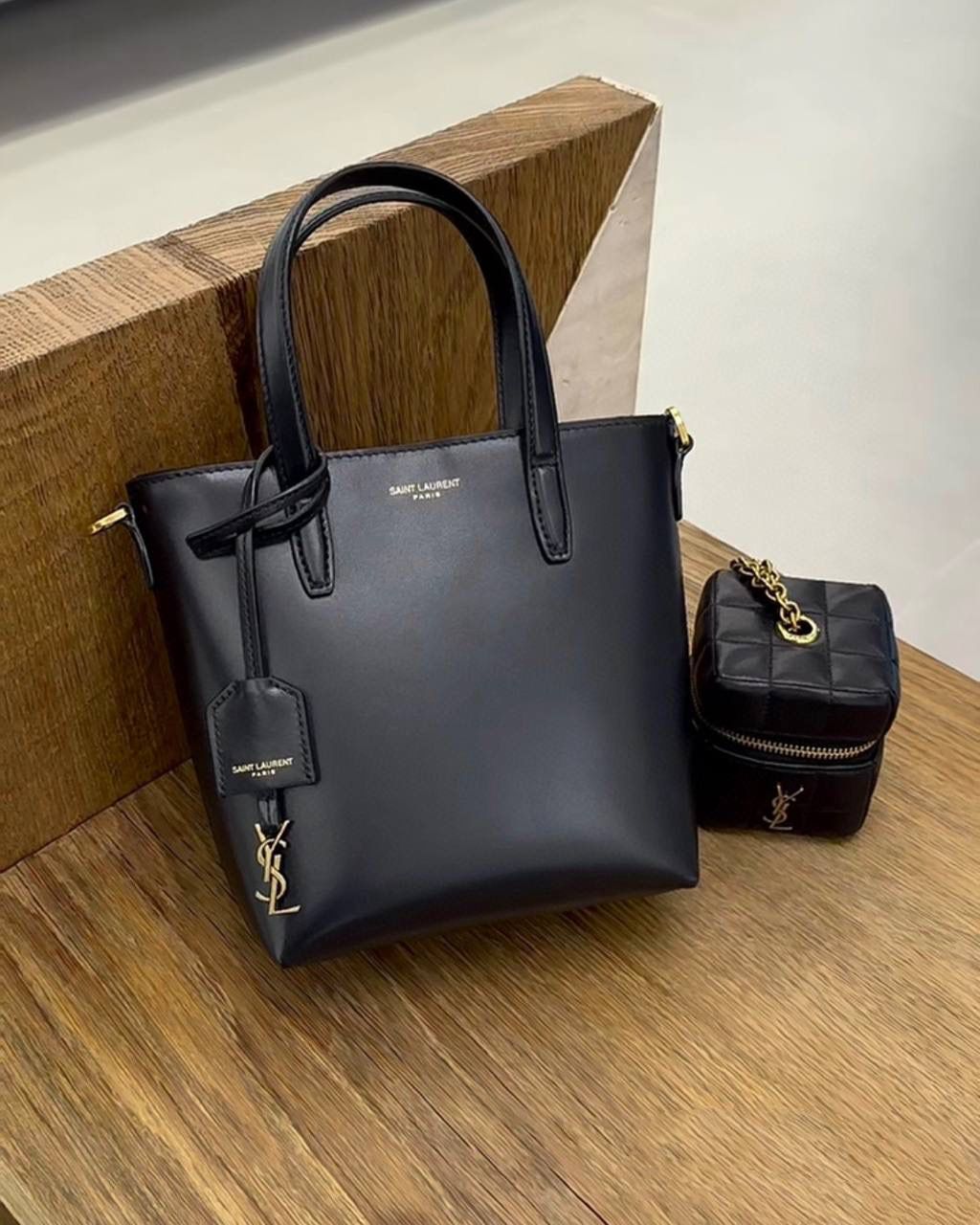 ys1 mini tote平纹🖤 这只包在mini包中一定有它的一席之地 第一，它包身够小够可爱 第二，它容量够大够能装 第三，它鳄鱼纹压纹够抗造 就冲这三点，几乎没有哪个小可爱能打得过它 小手提➕可拆卸肩带的设计在实背性上也更出挑 没有槽点的小可爱，我超爱！！ 必须zp开发的啦，相似度看对比图！ 质量就请放心的交给我们哈！ 平纹：18×17×8cm773995m