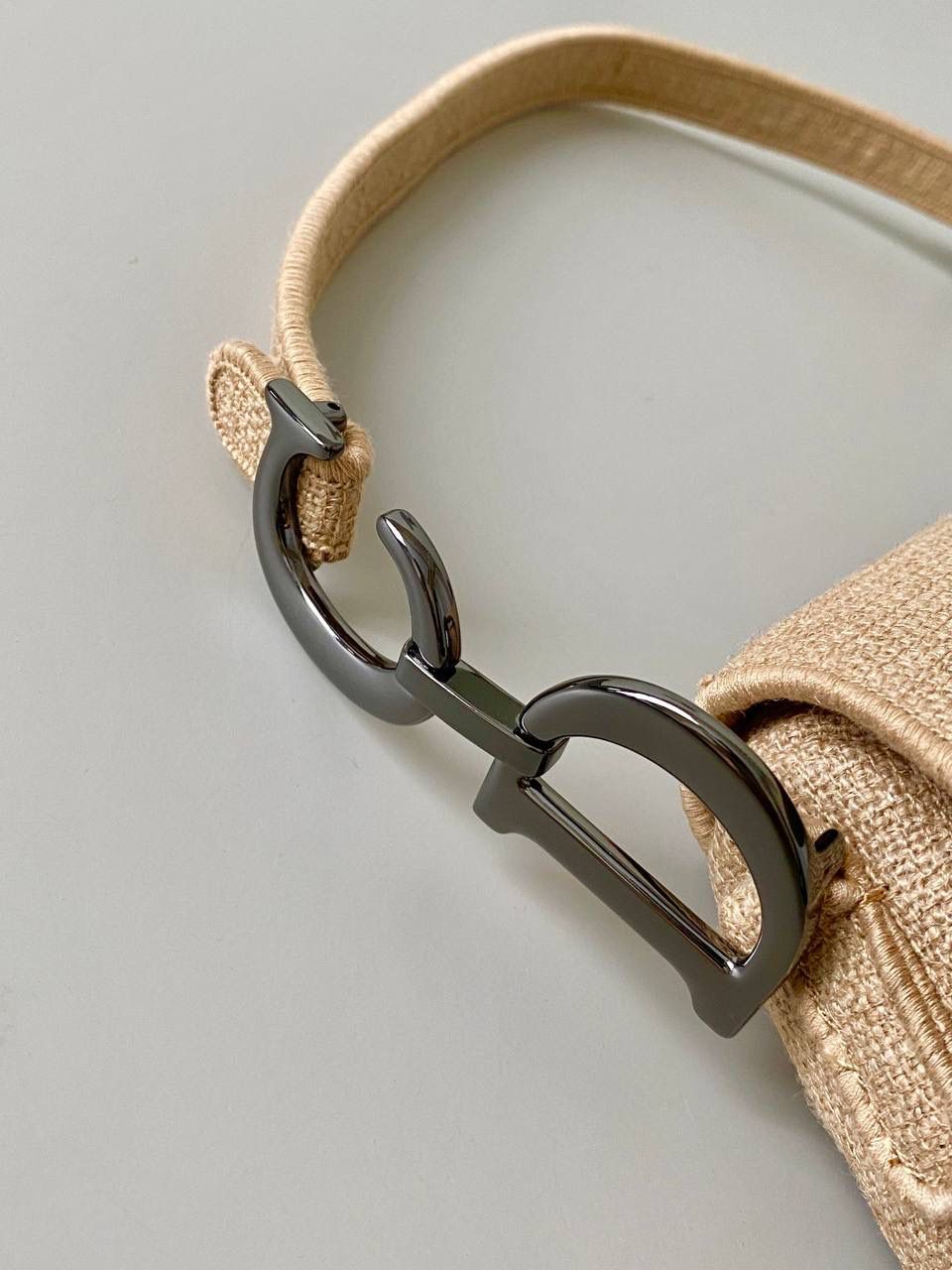 🈶徽章，马鞍包 𝗗𝗜𝗢𝗥 最新家族徽章系列 黄麻帆布材质和刺绣工艺结合 回归自然本真，穿上素雅白长裙 清新的度假气息是夏天独有的味道啊 25.5×20×6.5cm #8006m