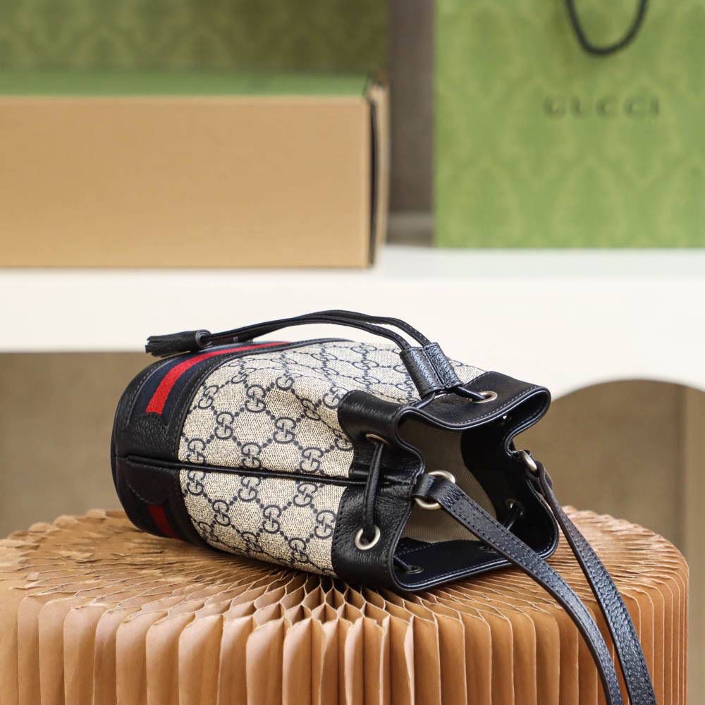 新配色𝑶𝒑𝒉𝒊𝒅𝒊𝒂 𝑮𝑮系列 原厂皮#550620# 🔷尺寸：15.5*19*9cm🔷 新配色𝐌𝐢𝐧𝐢小水桶，搭配全新的配色设计， 颜值真的是长在巅峰的审美上， 一年四季都非常百搭的小水桶造型， 承载着经典著作的味道，却以全新的面貌焕然一新，麻雀虽小，五脏俱全的日常容纳量，也是妥妥的满足了日常出街的使用感！