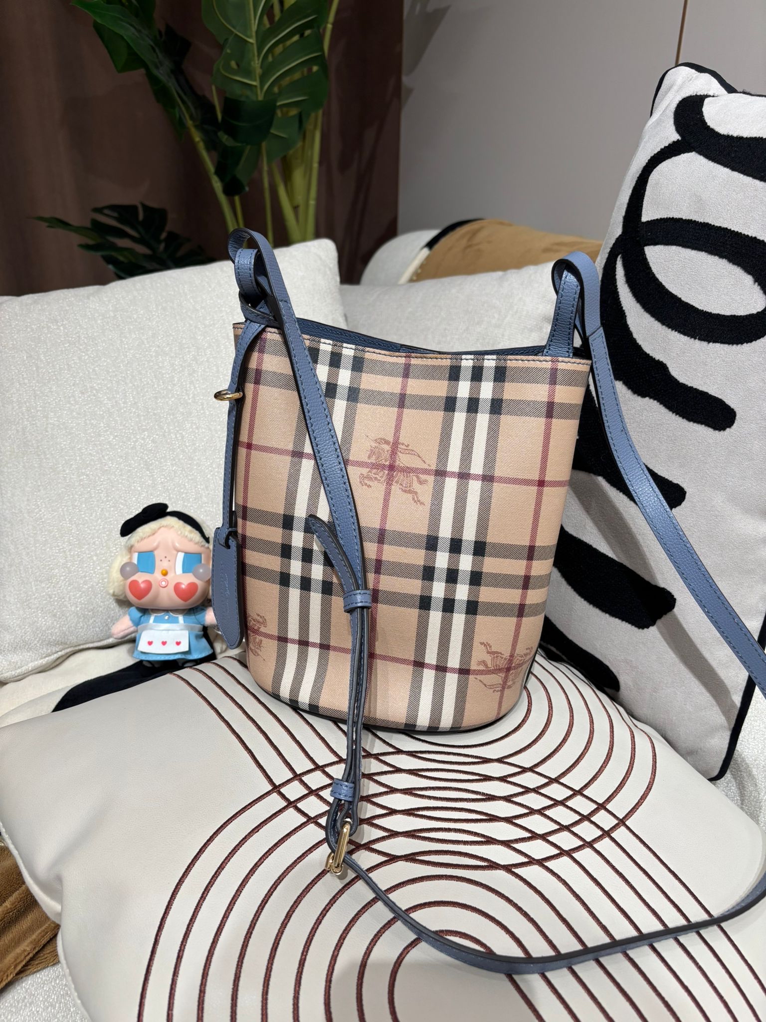 Burberry bucket bag 100%Authentic,98%new