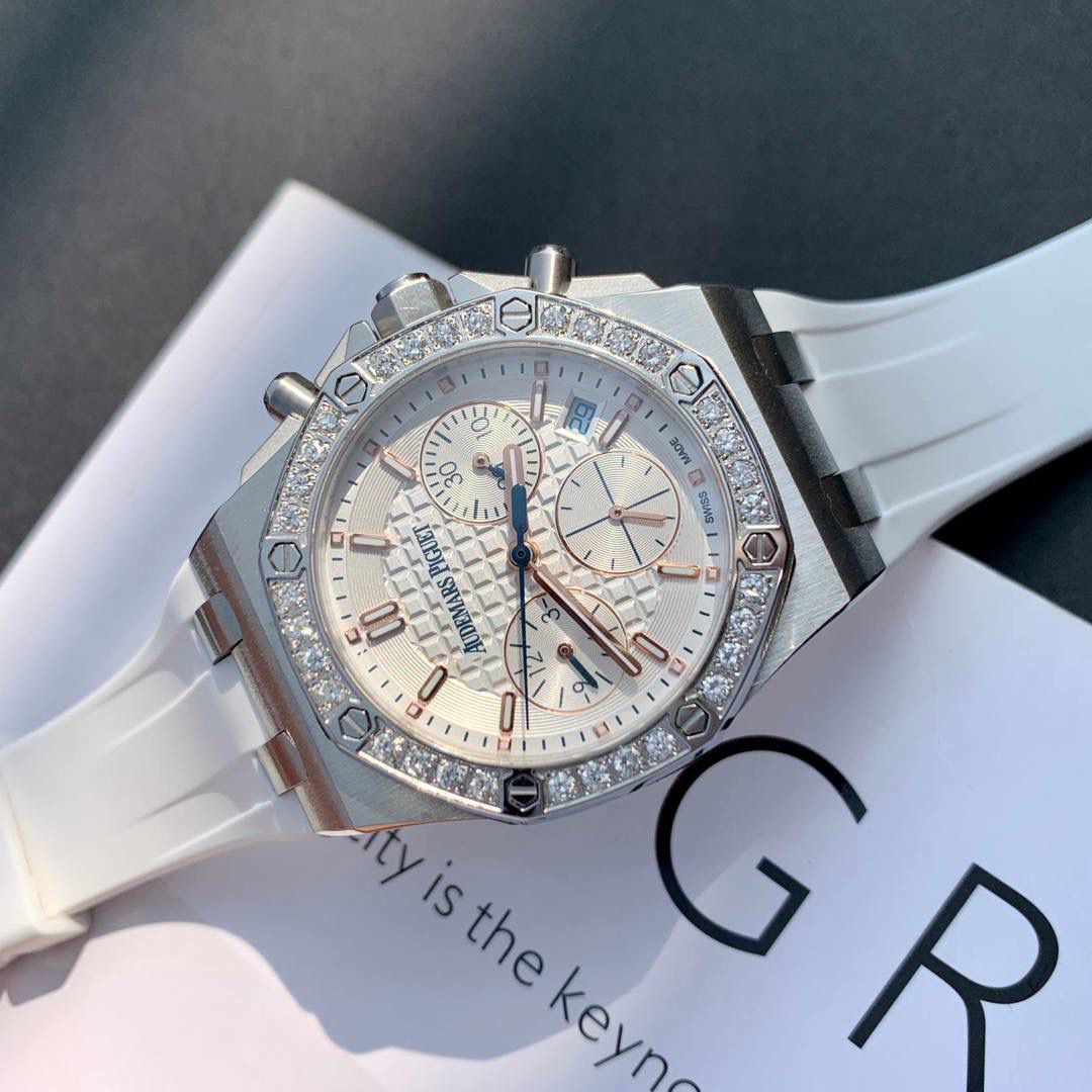 明星王子文同款，皇家橡树离岸系列计时腕表！目前在国内外女款热门之一市场正品一表难求，二手市场价格更是不断上涨！为了保证大家花最少的钱就能买最划算的表款，我们良苦用心！打造技术性攻破已做到壳可正品互换。真真正正做到原装一致！各方面非常谐调优秀！非常难得的款式希望你们不要错过😄