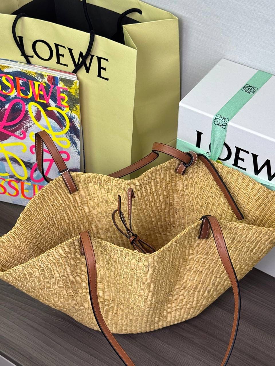 🎈最新进口贝壳草编包到货✅ 尺寸：𝟮𝟮-𝟰𝟴-𝟰𝟮𝗰𝗺 编码：652128【配防尘袋，没有盒子】 ❤️最新进口天然贝壳草编包，轻盈透气，凉快随性。超大容量设计，轻松装下日常必需品。手提肩带采用进口西班牙小牛皮制作，正面装饰品牌标志性𝗟𝗢𝗘𝗪𝗘标识，夏日度假出行穿搭必备，轻松营造一种自然高级的时髦感。 （下单须知：‼️由于天然纤维材料特别，日照时间长短不同，颜色会略有变化，纯手工制作，每个包的尺寸也会所不同‼️，完美主义者慎入‼️）