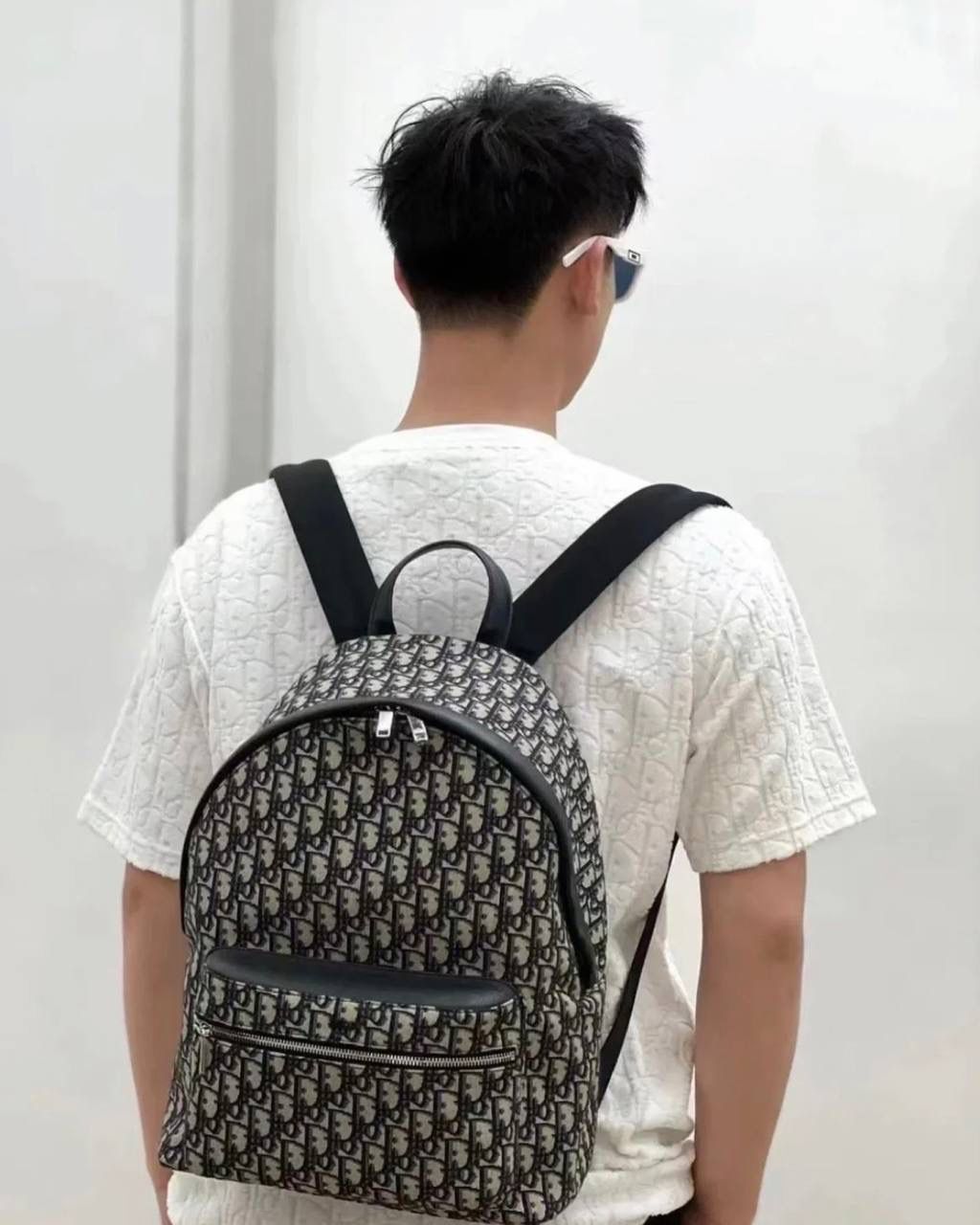 🈶老花蓝，大号（最新版本） 𝗗𝗜𝗢𝗥 𝗢𝗯𝗹𝗶𝗾𝘂𝗲 老花双肩包 热度依旧不减的经典款，几乎人手一只 自重非常轻盈，是你旅途中的最佳伴侣 小号：29×12×32cm #6613m 大号：30×15×42cm #6611m