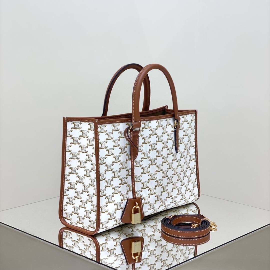 🔥大货实拍图 𝗖𝗘𝗟𝗜𝗡𝗘 ♥ 𝗖𝗔𝗕𝗔𝗦 𝗧𝗢𝗧𝗘小号 型号：199742 尺寸：35*22*7cm 适合通勤以及日常背，百搭耐看型选手，盲冲不出错😍💕