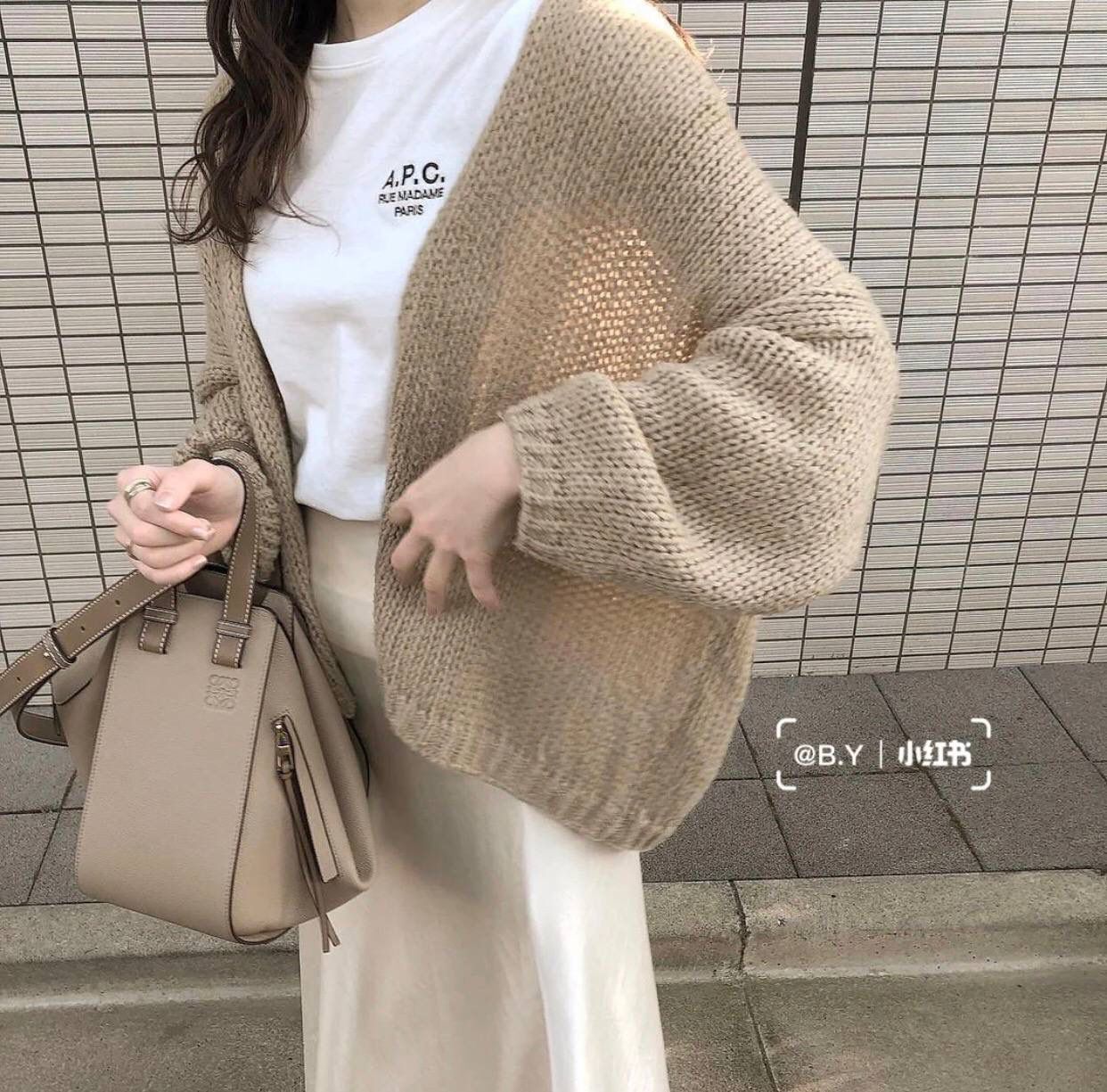 *小号𝘏𝘢𝘮𝘮𝘰𝘤𝘬吊床手袋 （荔枝纹/ 米杏） 尺寸:30-14-25cm 编码:688785【配全套礼盒】 带有柔软侧面包身的多功能手袋，容量大，可自由变换，多种背法，肩带可拆卸调节（斜背、侧挎、单肩、腋下、手拎…）内部钩扣封口，两个内部插袋，人字纹棉纺布衬里，Anagram压纹💕💕