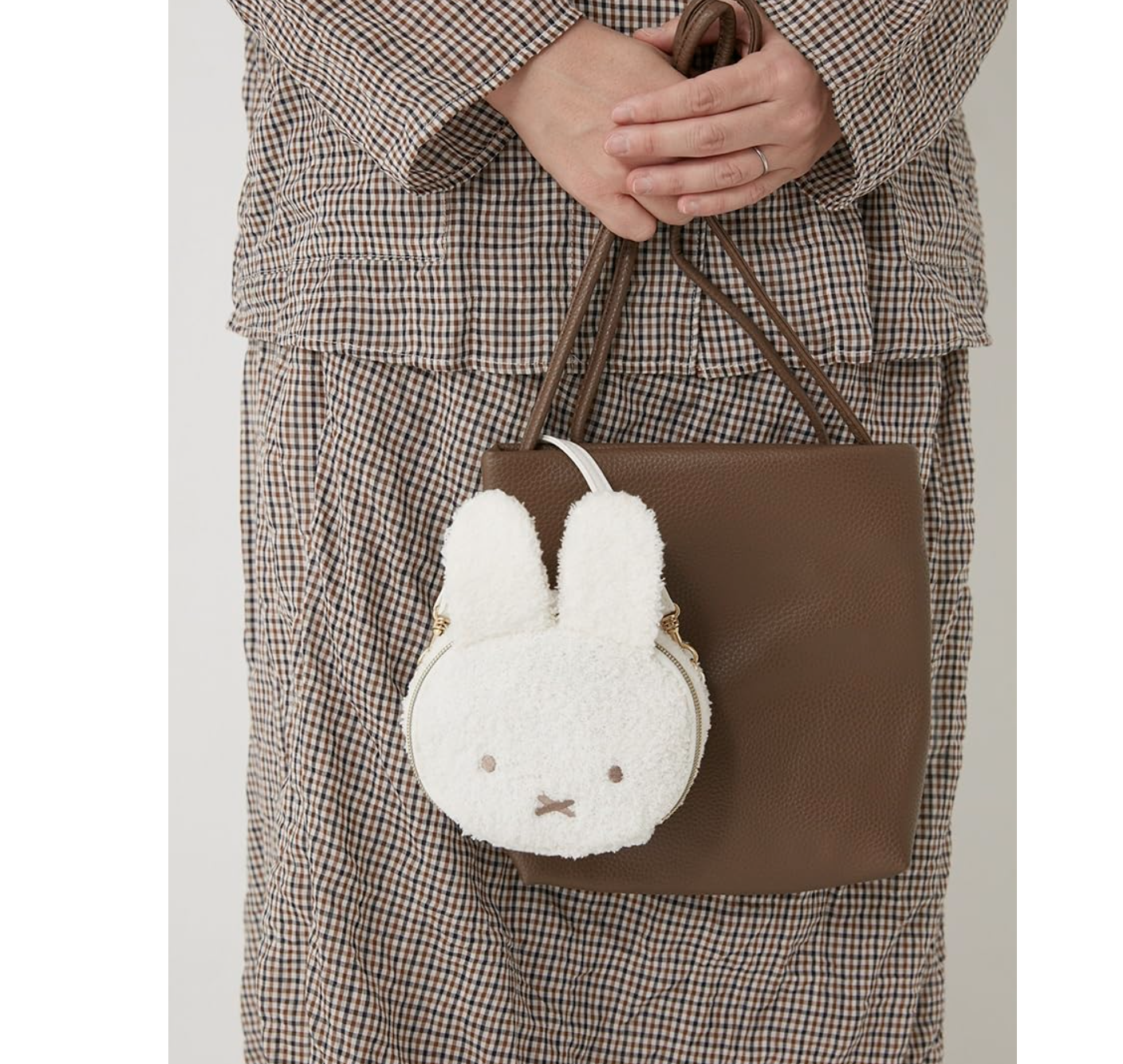 🐰Pre Order  - 雜誌附錄 miffy 草莓吊墜兩用手提袋及單肩袋 " 不連雜誌 "  ( 📦 大約3月中～底到貨, 若遇到缺貨或其它因素貨期會延遲 ）