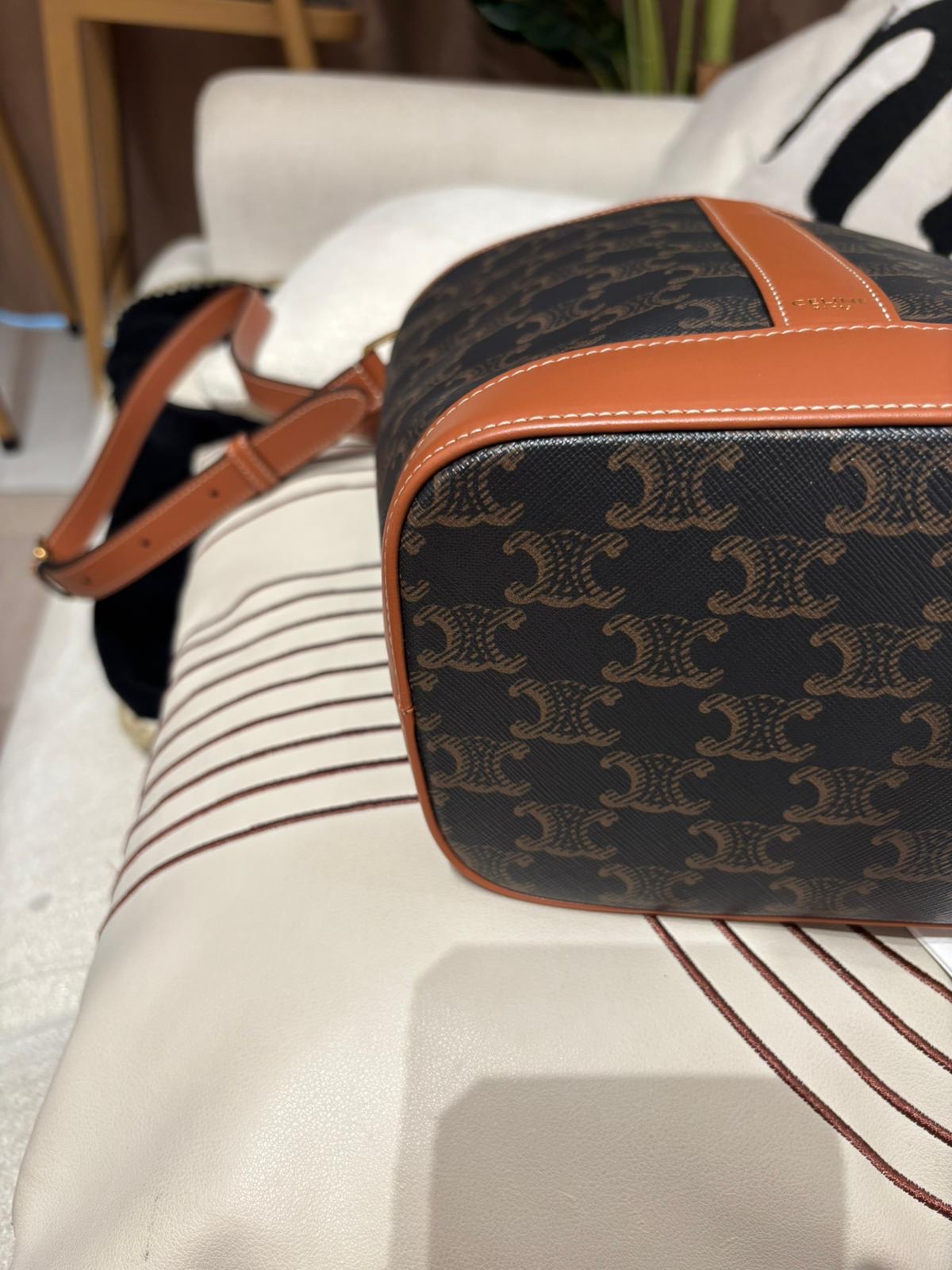 未使用品 CELINE SMALL BUCKET IN TRIOMPHE bag 100%Authentic, 未使用Unused ✅專門店收據 ✅塵袋 