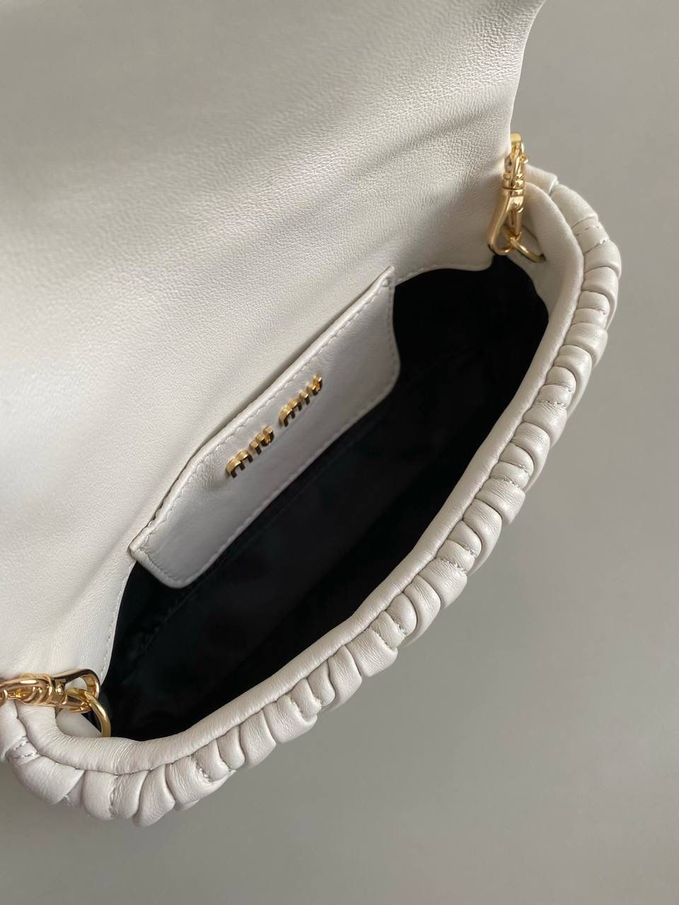 🈶白色 𝗠𝗶𝘂𝗠𝗶𝘂 𝐰𝐨𝐜链条包 咱就是说是不是不止我一个人喜欢这款链条包⛓真的好好看！精致的一塌糊涂，当一只手拿包也能彰显气质 我们用的是进口小羊皮！非国产皮料 肉眼可见的细腻，软软糯糯触感非常好！ 他家经典独特的褶皱工艺，是要有一定厚度 底料太薄了都做不出它的饱满 弹性 更不是市场通货干瘪瘪的褶皱，实在太假 我们新合作的老师傅在这细节上扣的很认真 一缕一折都有zp的神韵，且做到对版！！追求高品质的来 18×9.5×4cm #F0003m