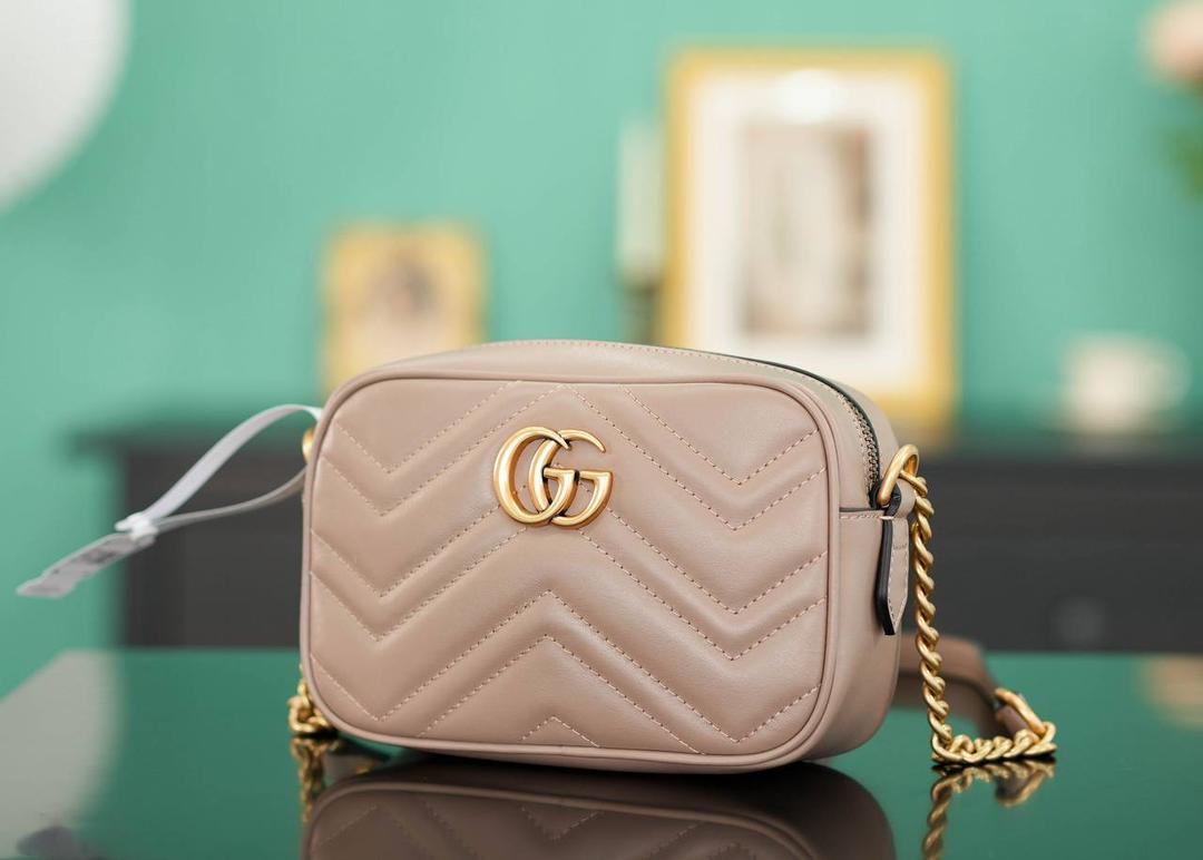 👜🔥Marmont系列绗缝迷你相机包 奶茶色 18cm （原厂皮 全铜五金） 正品售价¥12.000 独家原厂皮发售 限量级别 奶茶色超好看 经典百搭不挑人 自重很轻 链条搭配皮革的肩带不怕溜肩 毫不夸张说 绝对是日常用出场率最高的包 官方款号 448065 尺寸迷你：18x12x6cm 小号：24x13x7cm