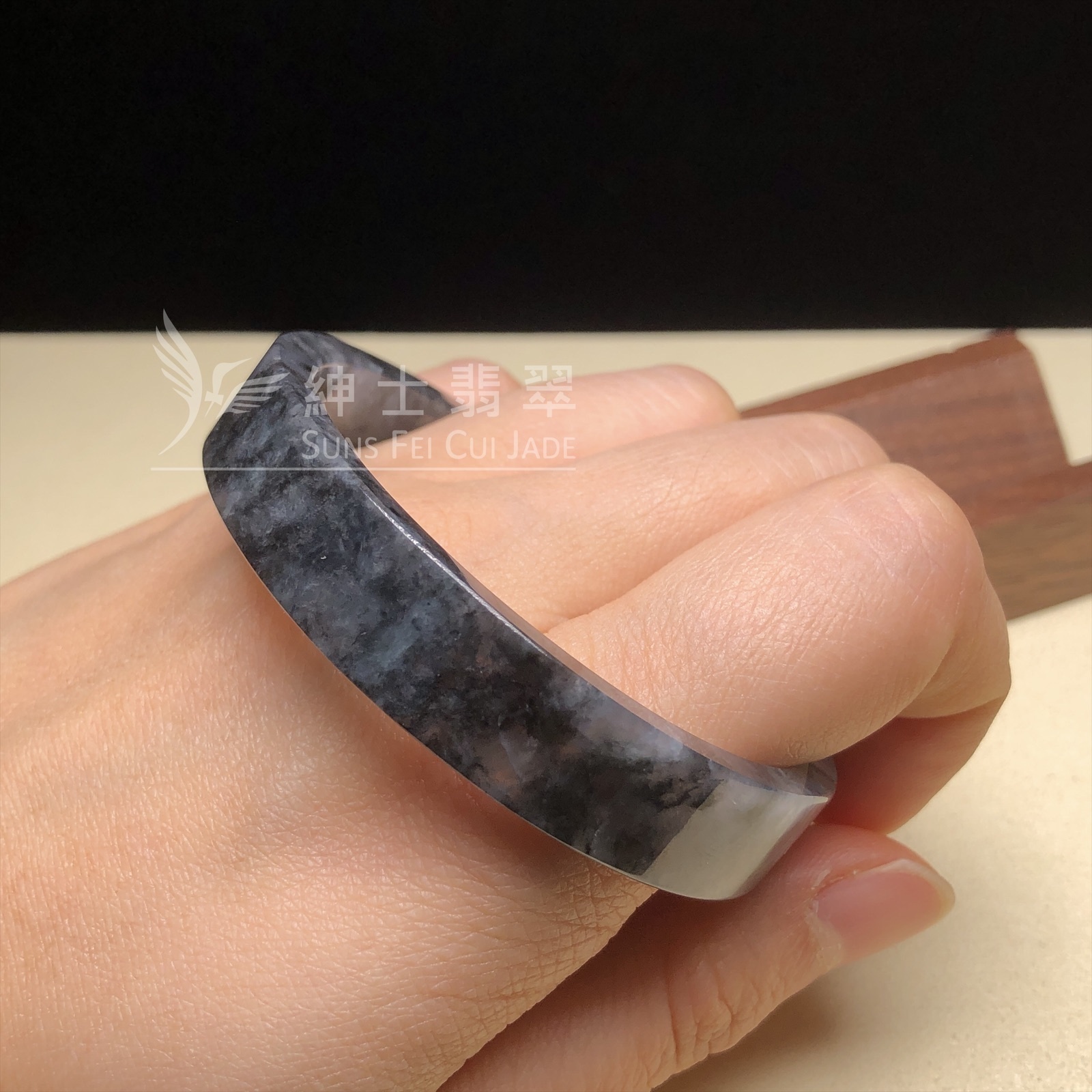 山水烏雞方貴妃鐲54.7mm C06241