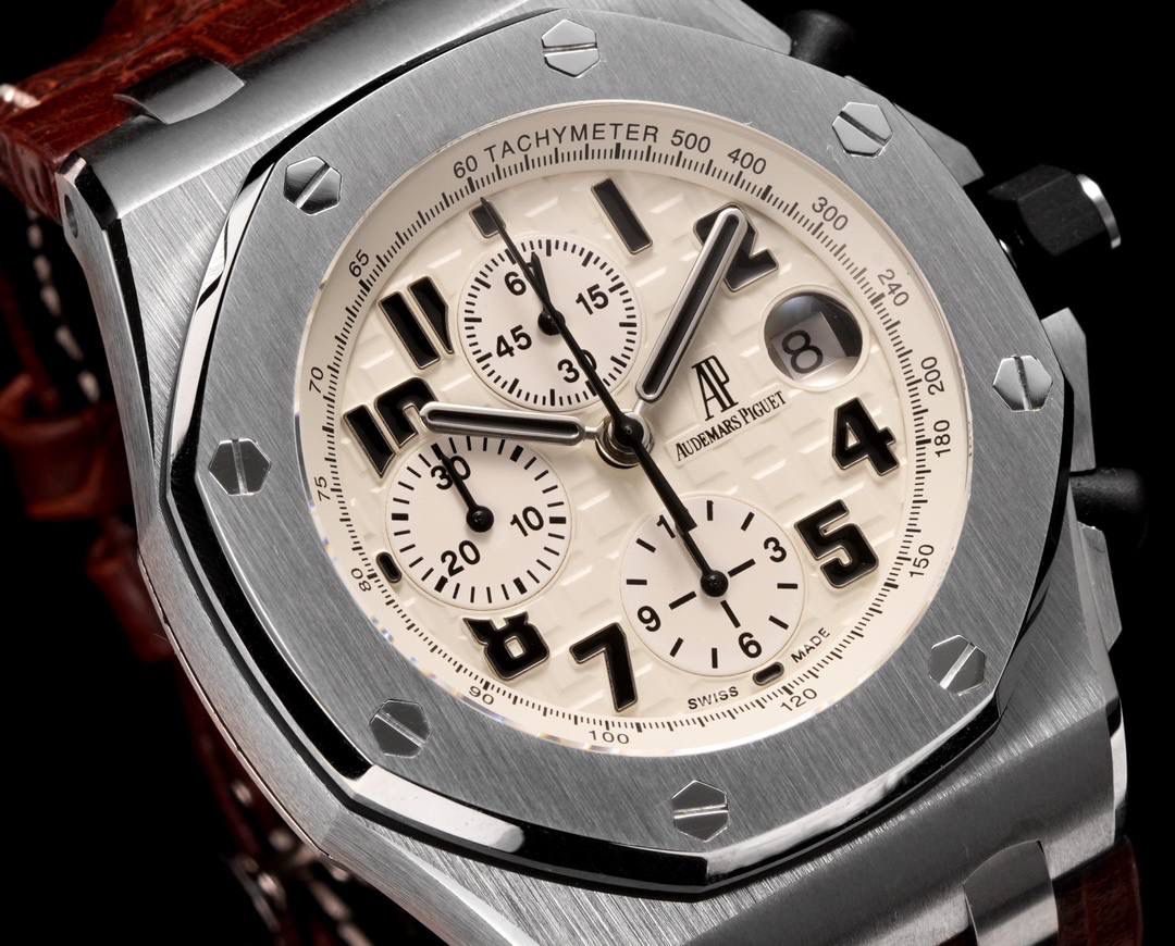 🚀皇家橡树离岸型26400/26238/26470系列正式登场！款式最全，做工最好的爱彼计时款腕表来了，有做工好的顶级货😍💯廉价的小厂货就别去考虑了！ 1，机芯采用12位小秒的定制版3126计时机芯，完美还原原版所有功能。经过精密打磨，大大加强了其稳定性。 2，其中碳纤维系列表壳采用全新碳纤维复合材料——「Carbon TPT® B.4」打造，这种高科技材料比常规 Carbon TPT® 密度提高4%，纤维硬度提升15%，树脂强度提升30%，材料结构经过各项异性优化，保持轻盈同时无比坚韧，提供迄今最强的抗冲击性能。 3，字面颜色均采用目前最先进电镀技术，非几年前的简单喷漆技术。每一个巧克力格纹装饰，通过CNC级别打磨，无限接近原版。 4，同步原版搭载微微活动头粒，胶带采用进口氟橡胶材质，皮带采用美洲鳄鱼皮材质，更加耐磨耐造。