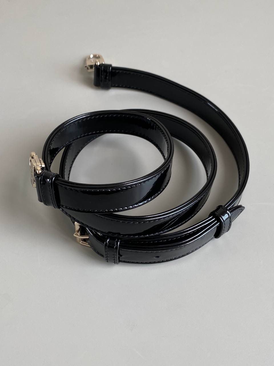 黑色中号🖤𝗗𝗶𝗼𝗿 𝗗-𝗝𝗼𝘆 𝗯𝗮𝗴漆皮款 时尚果然就是轮回，回归了一把中古戴妃 长方包形，短链条➕细长肩带直接封神！！ 复古时髦感超强，真是什么场合都可以把住 绝对是lady中的天花板了，强势出圈啦姐妹们💗 26 x 13.5 x 5cm