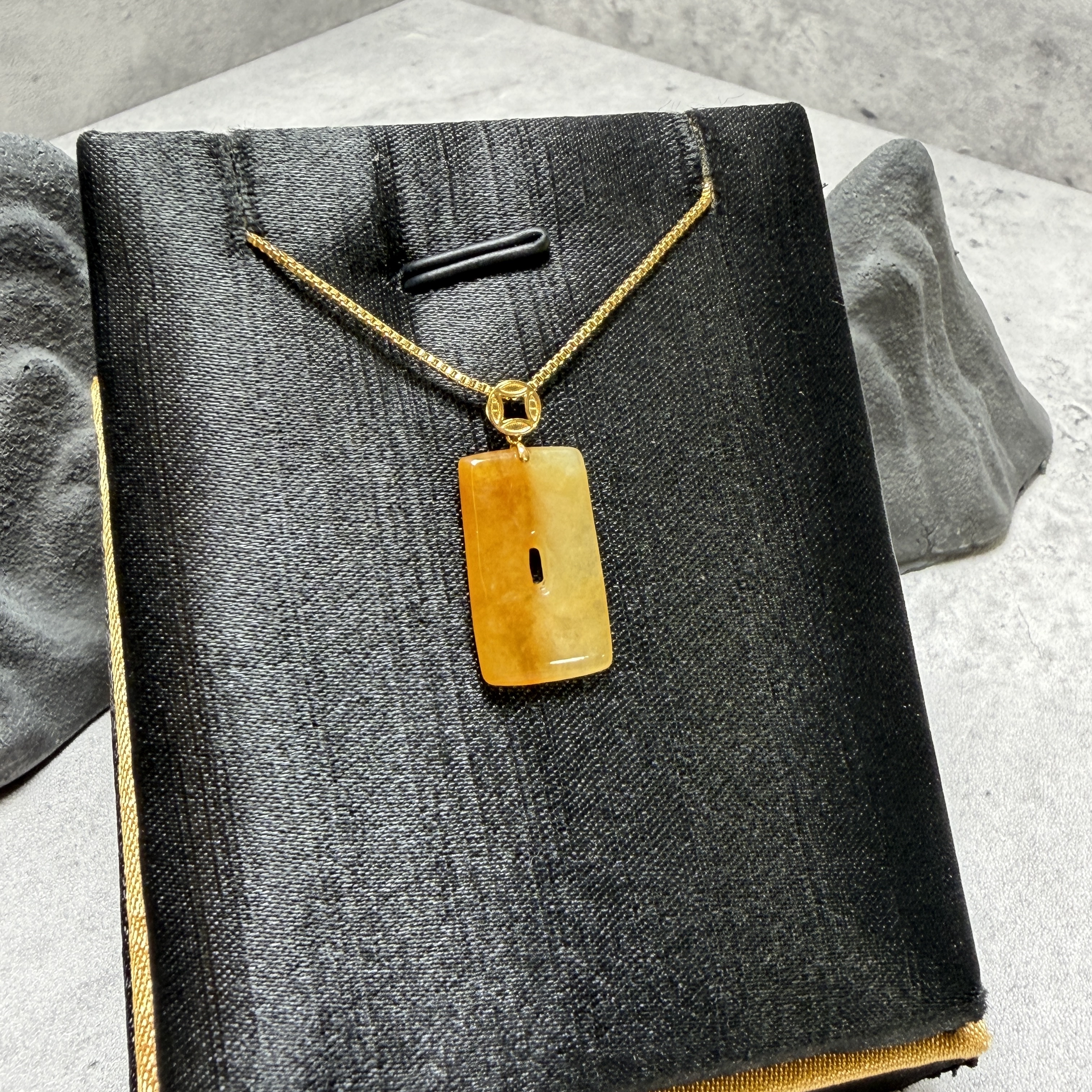 天然黃翡招財無事牌18K