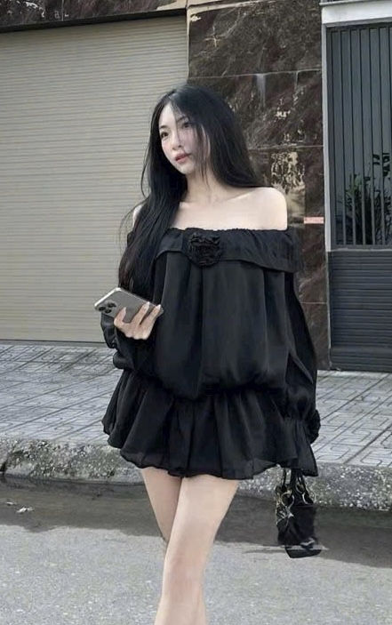 露肩黑色連身裙