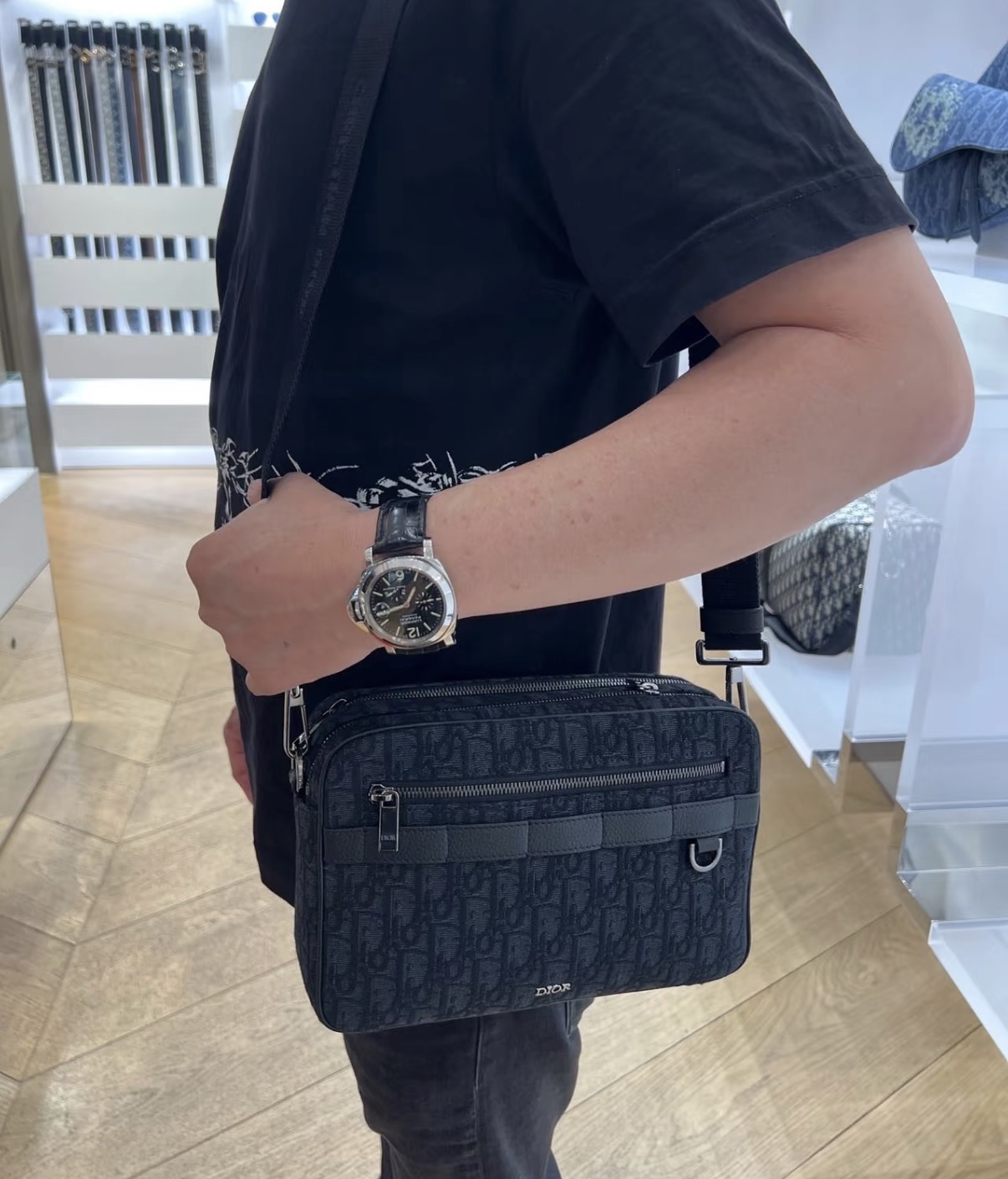 Dior 🖤黑色 粒面牛皮革 刺繡老花滿印相機包  2025專門店單 全套 👜