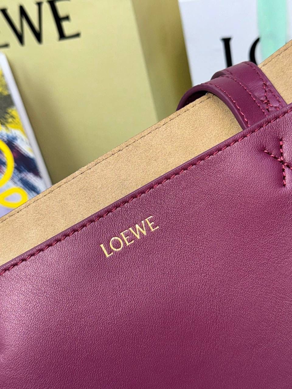 *中号𝐏𝐮𝐳𝐳𝐥𝐞 𝐅𝐨𝐥𝐝折叠手袋👜*（深红拼色） ——全新【𝗡𝗘𝗪】升级‼️ 延续经典𝙋𝙪𝙯𝙯𝙡𝙚的标志性几何裁剪设计，新晋顶流🅰️𝙋𝙪𝙯𝙯𝙡𝙚 𝙁𝙤𝙡𝙚 𝙏𝙤𝙩𝙚以折纸包为灵感，升级成🉑完全折叠‼️的结构，立体与平面任意切换，出差旅行🧳必备单品。小牛皮材质轻且柔软，𝐌𝐢𝐧𝐢尺寸搭配一条可拆卸式肩带，手提，肩背，斜挎多样化背法✨ 尺寸：𝟐𝟓.𝟓-𝟏𝟒.𝟓-𝟑𝟏.𝟓𝐜𝐦 款号：052316