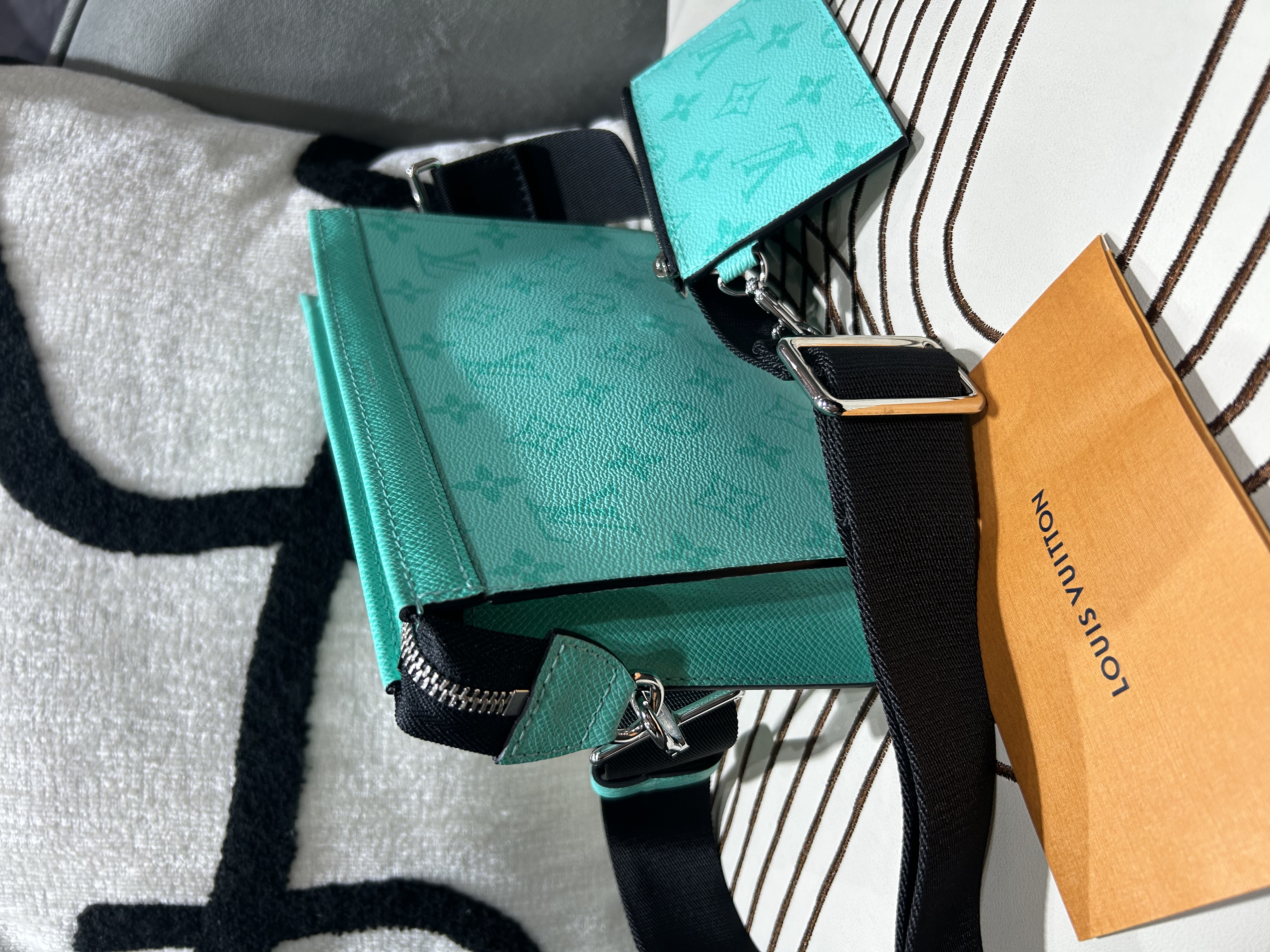 LV Taigarama Gaston Wearable Wallet Shoulder Bag M30934 限量色100%Authentic,  99new ✅專門店收據✅nfc✅ zip pouch ✅塵袋✅肩帶
