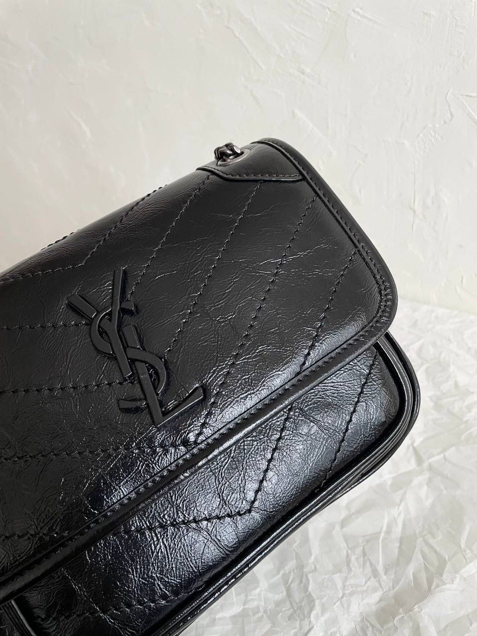 镇店之宝🔥 ys1 niki 油蜡皮黑色：银链小号🛞 作为他们家的must have之一 我们找到了专门做了10余年ys1的老师傅来做 按他的话说，闭着眼睛都能做出来 原厂皮，全钢五金，半金半银的烫金logo 这个包真的做得非常非常好！ 我们也和zp一样同步更新了两个"D扣"小耳朵 听我一句，niki种草了就一定要买 几乎每个买了niki的姐妹都会后悔买晚了！ 早买早享受咯～ 小号：22×16×7.5cm633160m 中号：28x20x8.5cm633158m