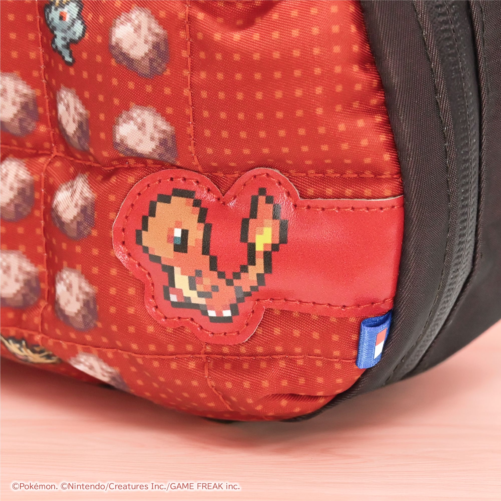 HORI NS2 中容量泡芙包 寶可夢像素風紅 (NSX-217)        HORI NS2  Puff Pouch Pokémon Pixel Art Red (NSX-217)