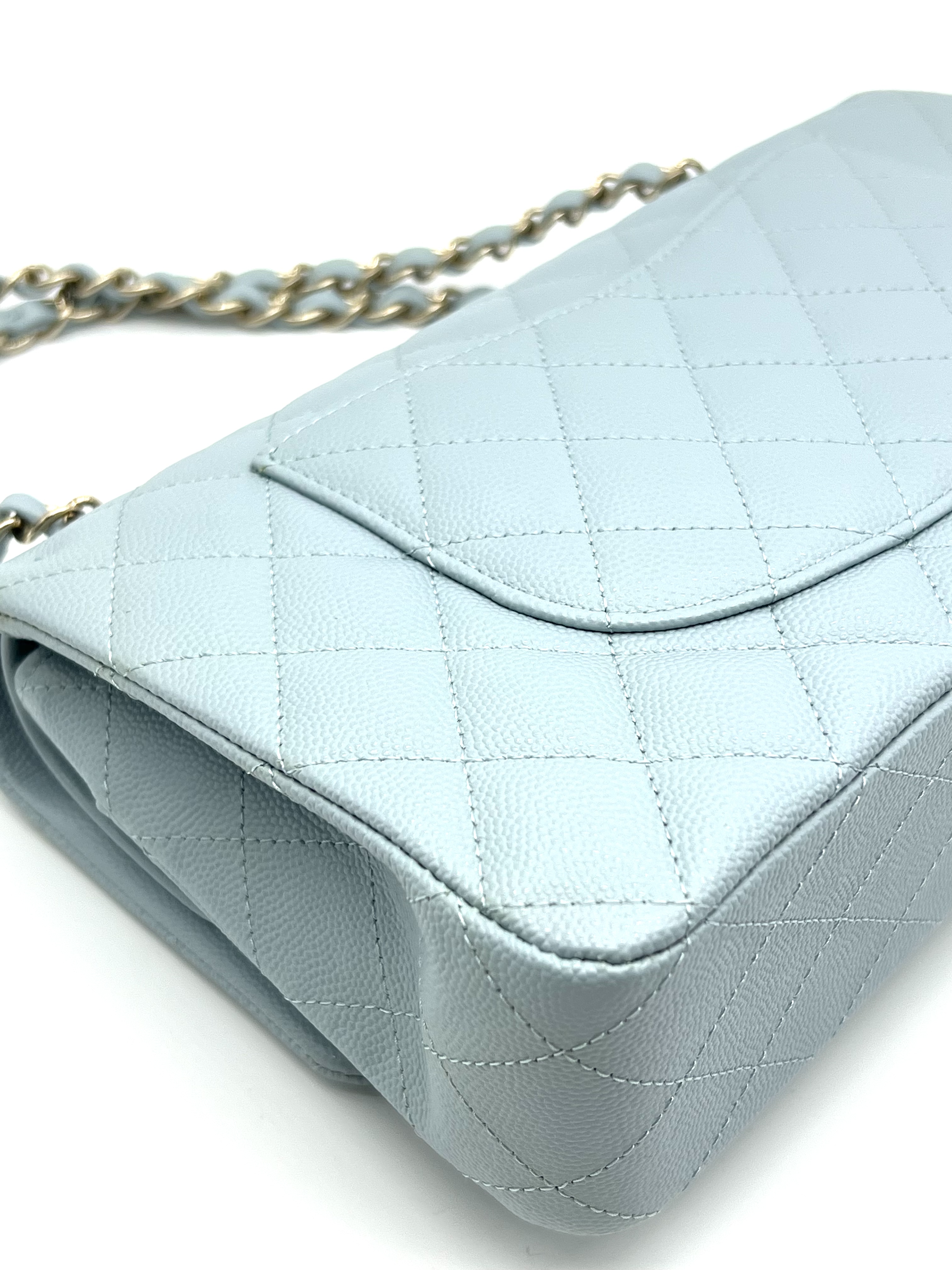 Chanel Small Classic Flap Handbag / Product Code: 26031707