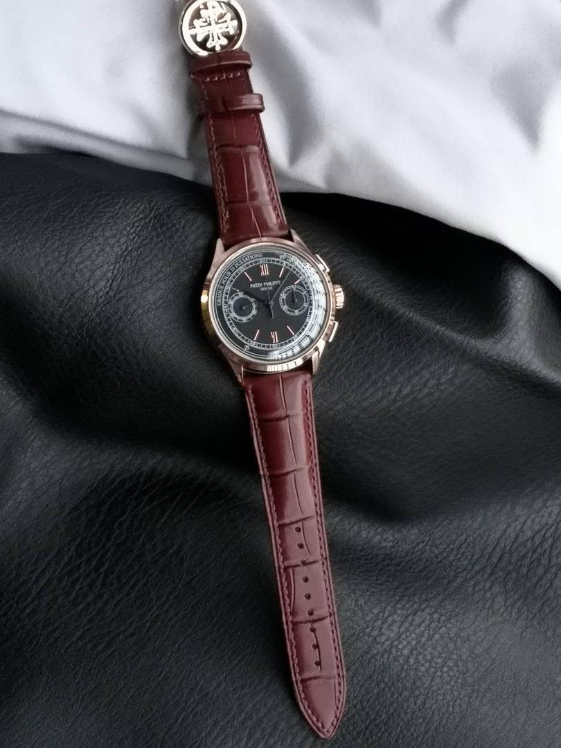 百达翡丽复杂功能时计5170G多功能腕表，堪称腕表精品当中的精品！😍✨🔥 腕表直径为42毫米，作为一款男士腕表，它的表盘大小适中。为我们奉上对称的美感，整个表盘的布局大方得体，包括了如此之多的功能的同时，又不会让人觉得繁杂。 机芯采用了7750机芯完美还原正品诸多功能，提供了强大的时间衡量功能。意大利牛皮表带，专属的灯笼扣，任何季节，任何场所，任何职业人均适合佩戴，让手腕佩戴得更舒适，让气质绽放。此款腕表具有30米防水功能，满足大众日常生活，休闲度假必备腕表。 百达翡丽5170G可以说是腕表中的精品，功能方面的巧妙构思，外观上的合理布局，以及优越的机芯性能，无一不体现出百达翡丽的独特设计，一件经典的艺术品，一件完美的收藏品。