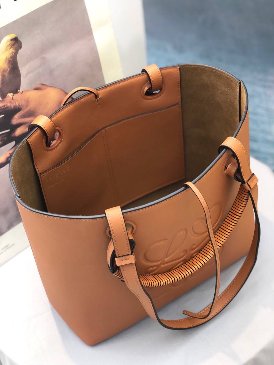 *𝘈𝘯𝘢𝘨𝘳𝘢𝘮 𝘛𝘰𝘵𝘦 印花托特包 #曾黎同款#优雅知性，气质十足 ✅ 尺寸:𝟐𝟗-𝟏𝟒-𝟐𝟓𝐜𝐦 编码:011830 颜色:棕色 将品牌经典图案融入皮革其中，形成了一个标志 里外牛皮革与编制提手让整个包都挺括了起来，质感满满，将实用性最大化，容量感人，十分适合日常，不禁感叹Lo罗家的细节与品质！