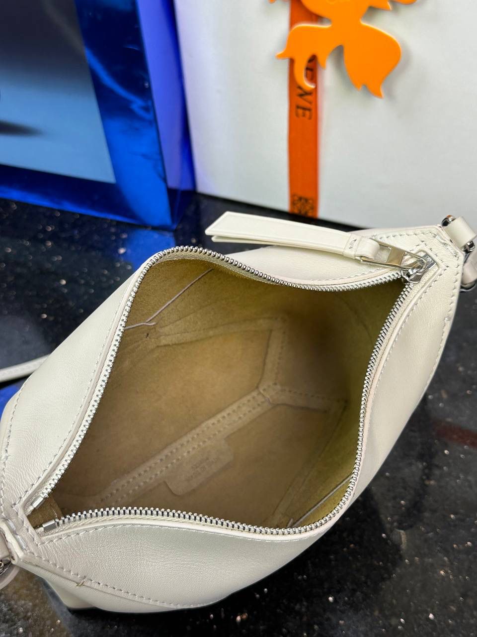 ♥️𝙋𝙪𝙯𝙯𝙡𝙚 𝙁𝙤𝙡𝙙 ——【海盐白】 尺寸：𝟐𝟑-𝟔.𝟓-𝟏𝟓.𝟓𝐜𝐦 编码：522404 🎈经典几何为造型，以及柔软细腻的Napa牛皮，升级为可完全折叠的手拿包。 🎈自带一根🉑拆卸🉑调节的肩带，一包多背，多样化风格，秀场大放异彩😃日常实用性强👌 🎈配全套专柜礼盒🎁，给你满满的仪式感👀