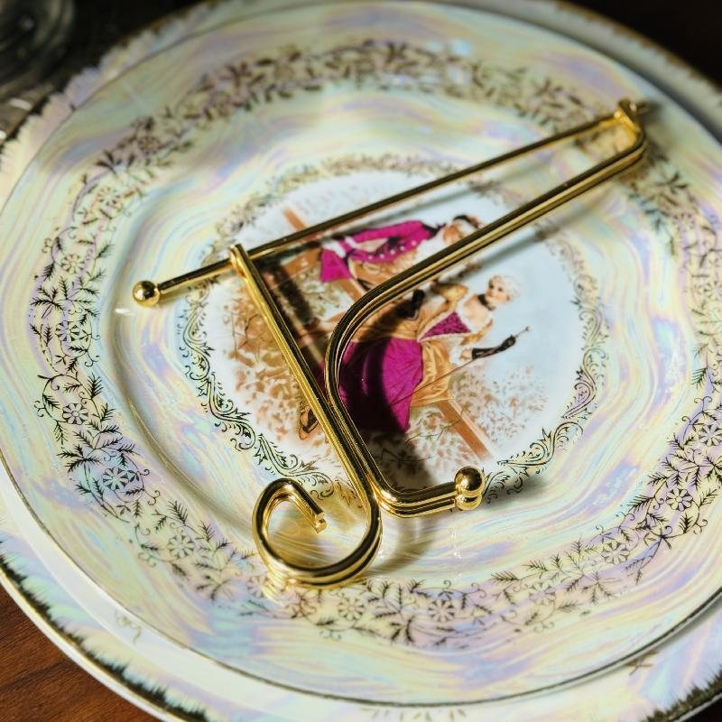 Vintage C.a.1970s Made in Japan Exported to Montreal Romantic Couple Iridescent Coating Plates 24 & 27cm(MT1946)