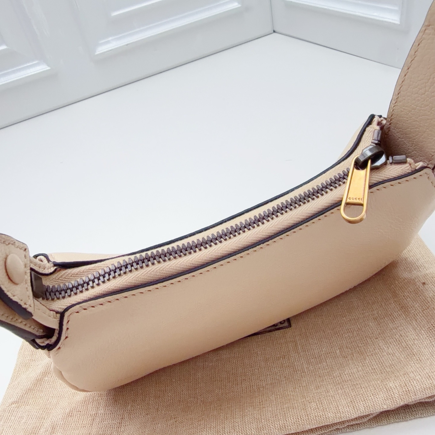 【預訂貨品】閒置全新⭐️ GUCCI經典奶白腋下包